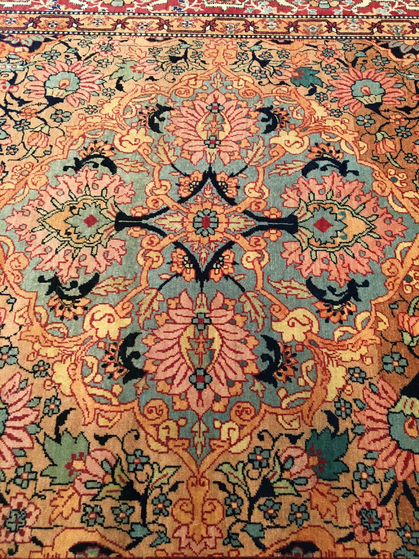 Detail c: Seltener feiner Kerman antik, Südpersien, 19.Jhd., Korkwolle geknüpft auf Baumwolle. Dekorativer Kerman Teppich in einzigartiger Farbkomposition. ...