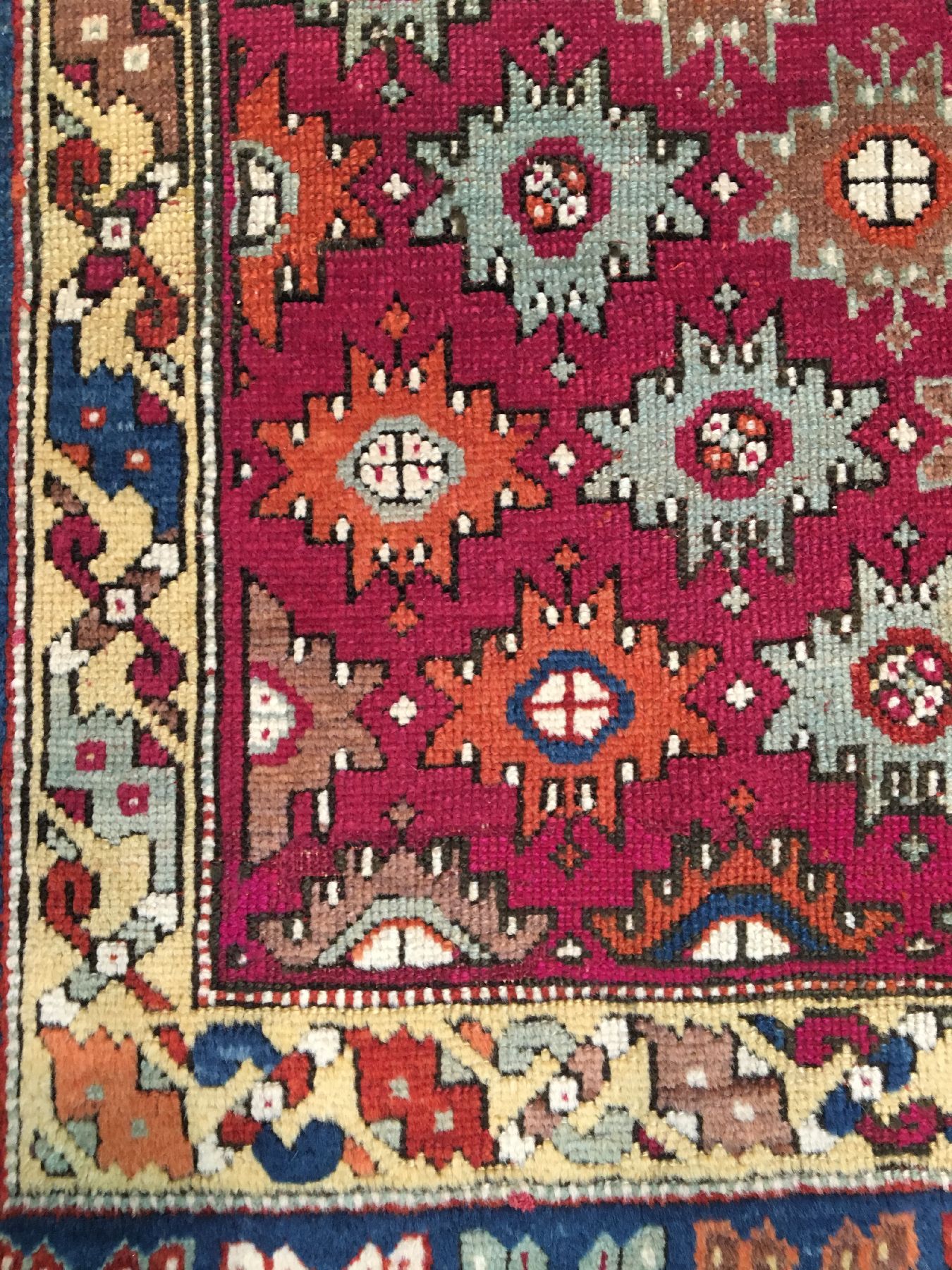 Detail c: Seltener Bergama antik, Nordwestanatolien, 19.Jhd., Wolle geknüpft auf Wolle. Rarer kleiner Bergama Teppich mit Sternen Rapport Muster auf ...