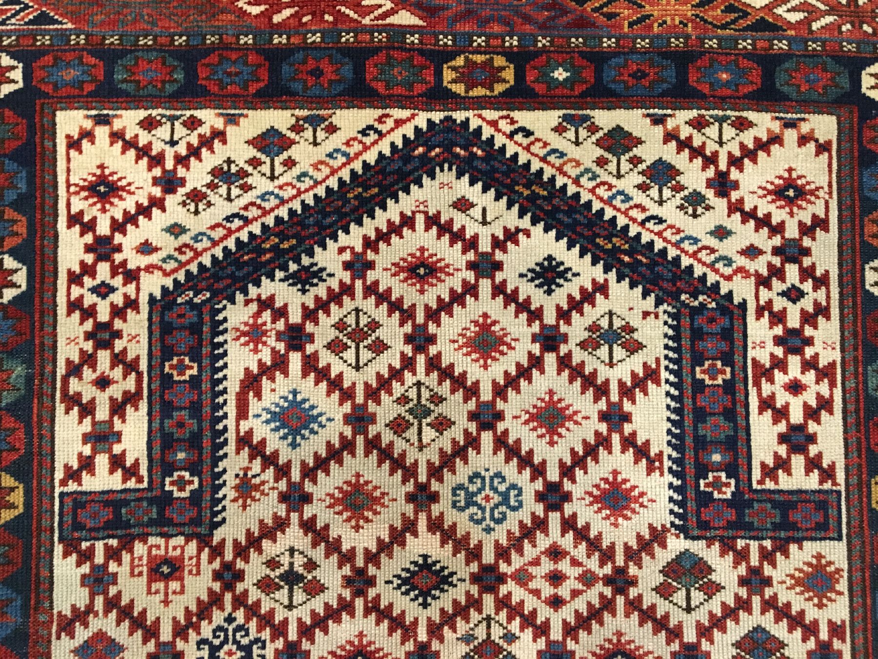 Detail b: Feiner weißgrundiger Schirwan "Gebetsteppich" antik, Ostkaukasus, 19.Jhd., Wolle geknüpft auf Wolle. Bemerkenswert fein geknüpfter ...