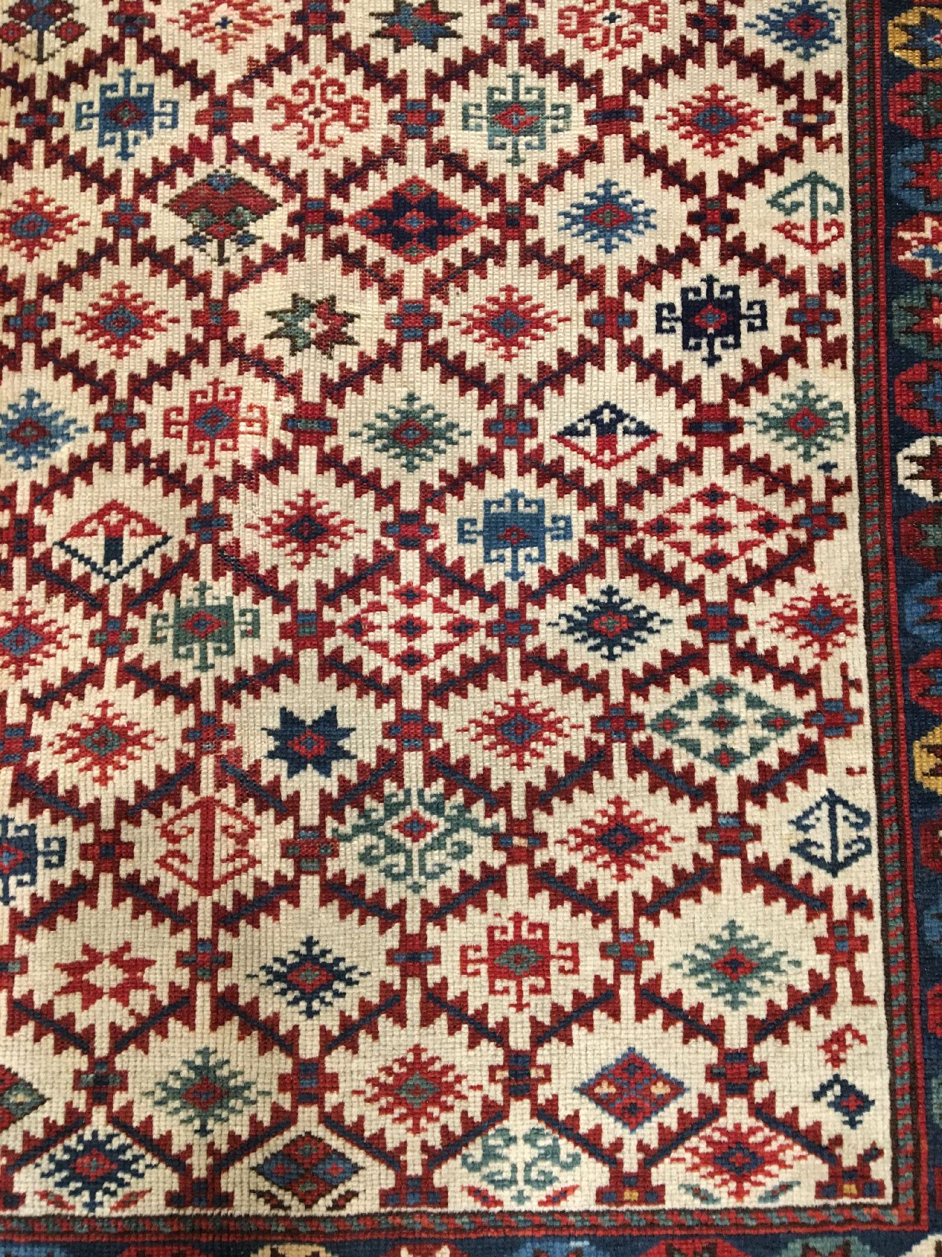Detail d: Feiner weißgrundiger Schirwan "Gebetsteppich" antik, Ostkaukasus, 19.Jhd., Wolle geknüpft auf Wolle. Bemerkenswert fein geknüpfter ...