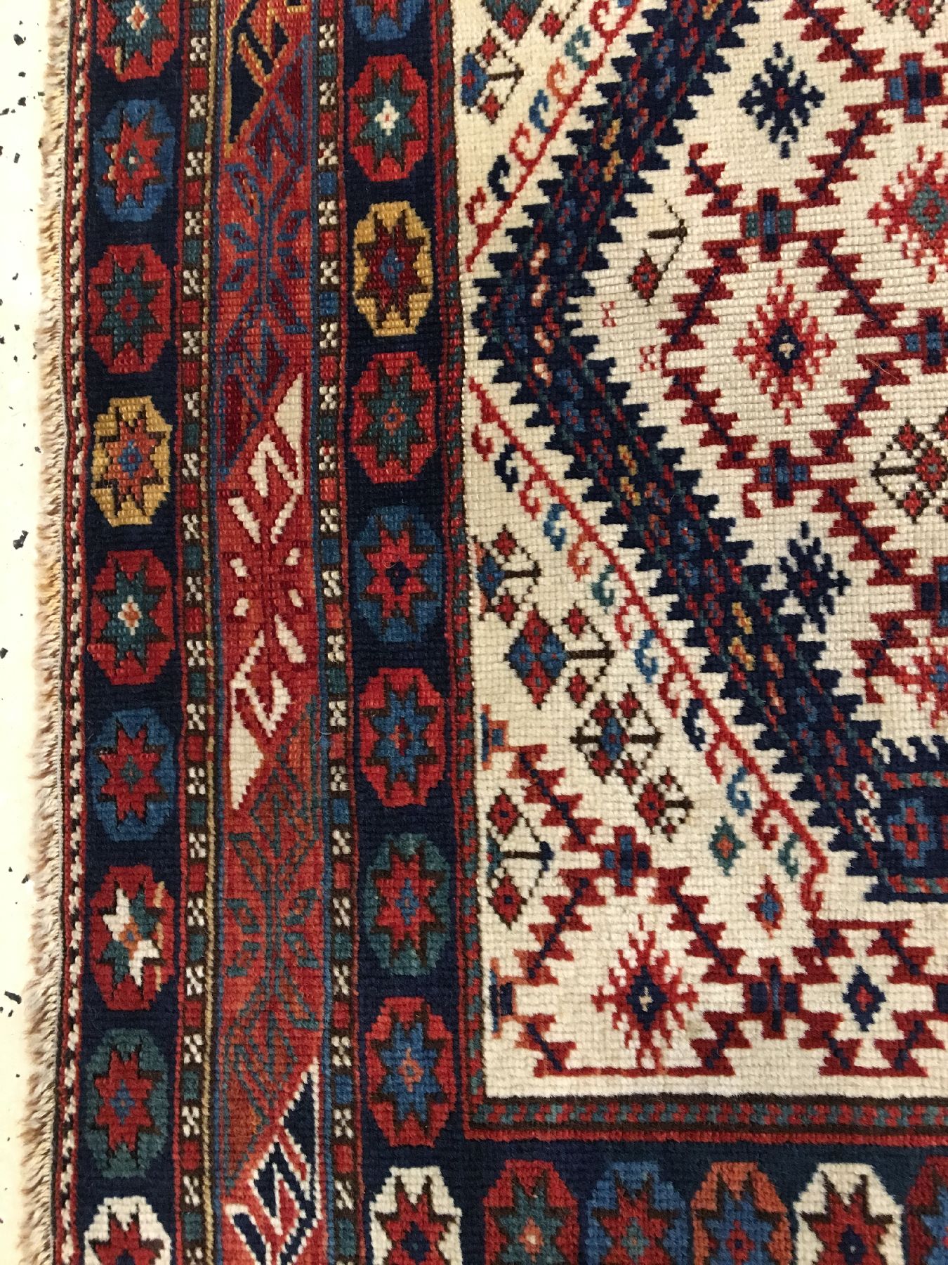 Detail e: Feiner weißgrundiger Schirwan "Gebetsteppich" antik, Ostkaukasus, 19.Jhd., Wolle geknüpft auf Wolle. Bemerkenswert fein geknüpfter ...