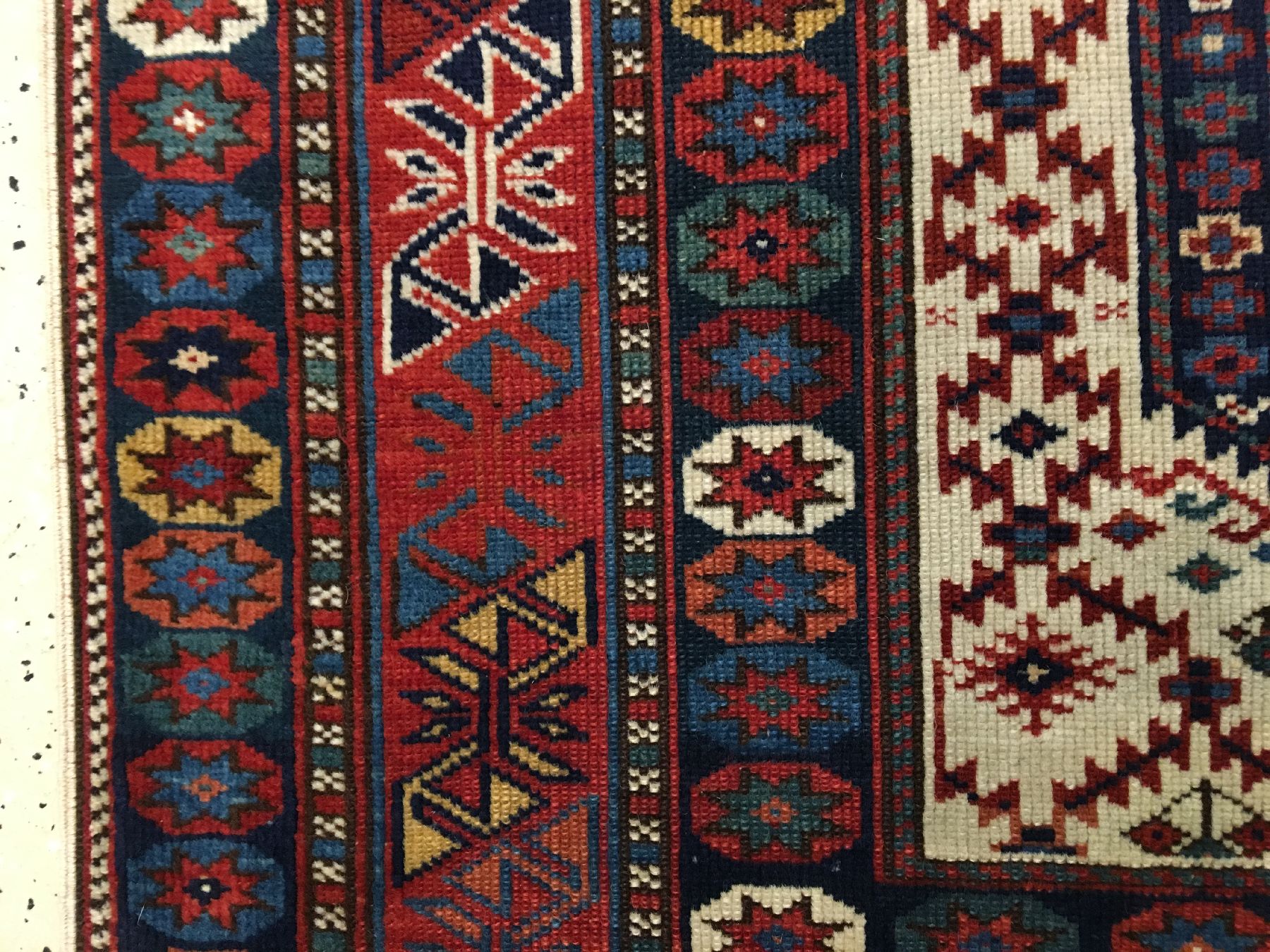 Detail f: Feiner weißgrundiger Schirwan "Gebetsteppich" antik, Ostkaukasus, 19.Jhd., Wolle geknüpft auf Wolle. Bemerkenswert fein geknüpfter ...