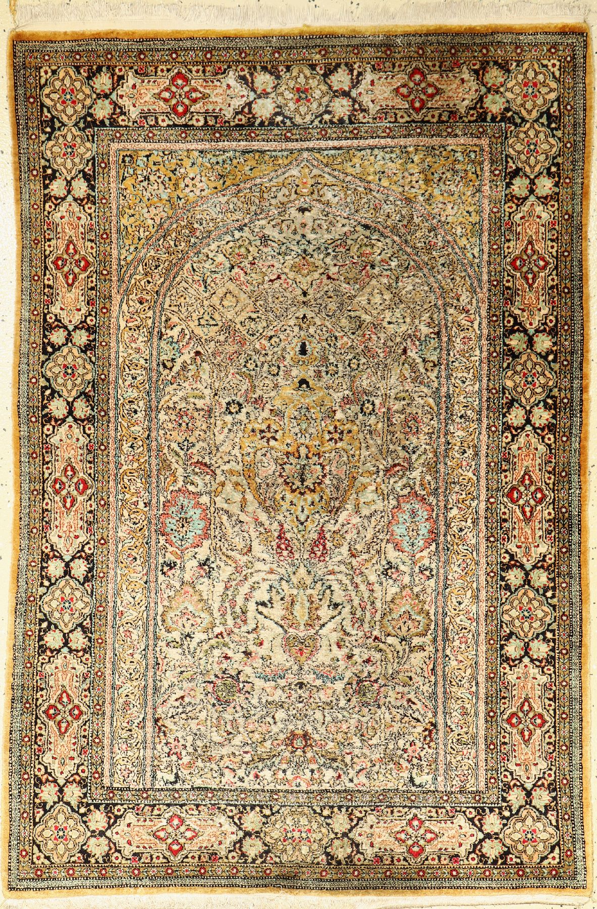 Ghom Seide, Persien, ca. 50 Jahre, reine Naturseide, ca. 160 x 108 cm, EHZ: 2-3