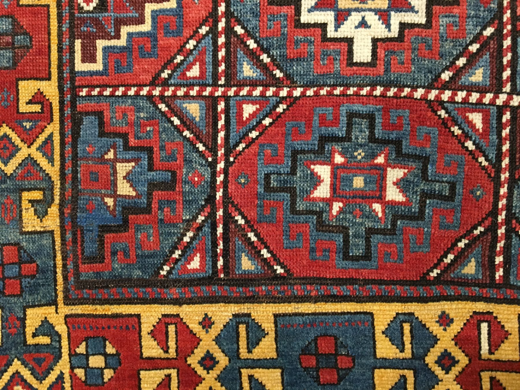 Detail e: Kasak antik (Memling-Gül & Akstafa Bordüre), Südkaukasus, 19.Jhd., Wolle geknüpft auf Wolle. Ungewöhnlicher Kasak mit Memling-Gül Muster und ...