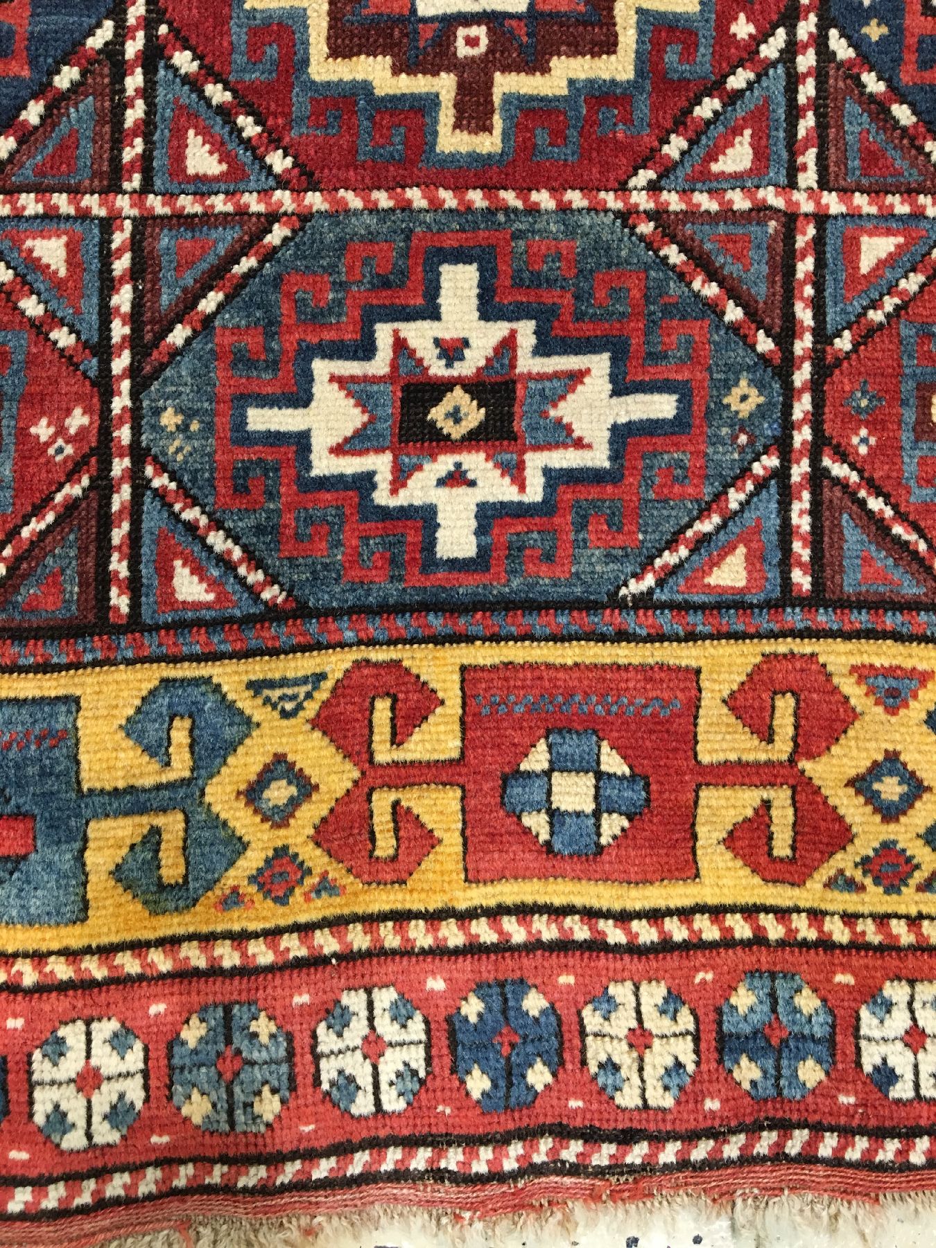 Detail g: Kasak antik (Memling-Gül & Akstafa Bordüre), Südkaukasus, 19.Jhd., Wolle geknüpft auf Wolle. Ungewöhnlicher Kasak mit Memling-Gül Muster und ...