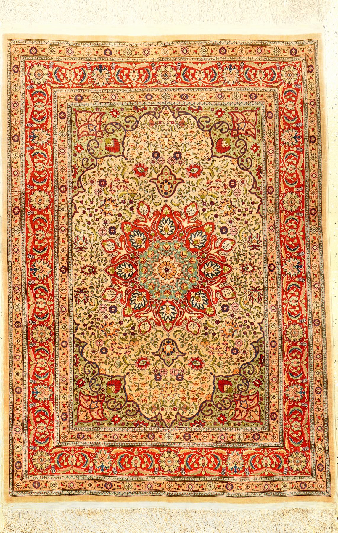 Feiner Seiden Hereke alt, Türkei, um 1970, reine Naturseide. Feiner Seiden Hereke mit Medaillon Muster und grünen Nischen. Dekorativ, ca. 123 x 96 ...