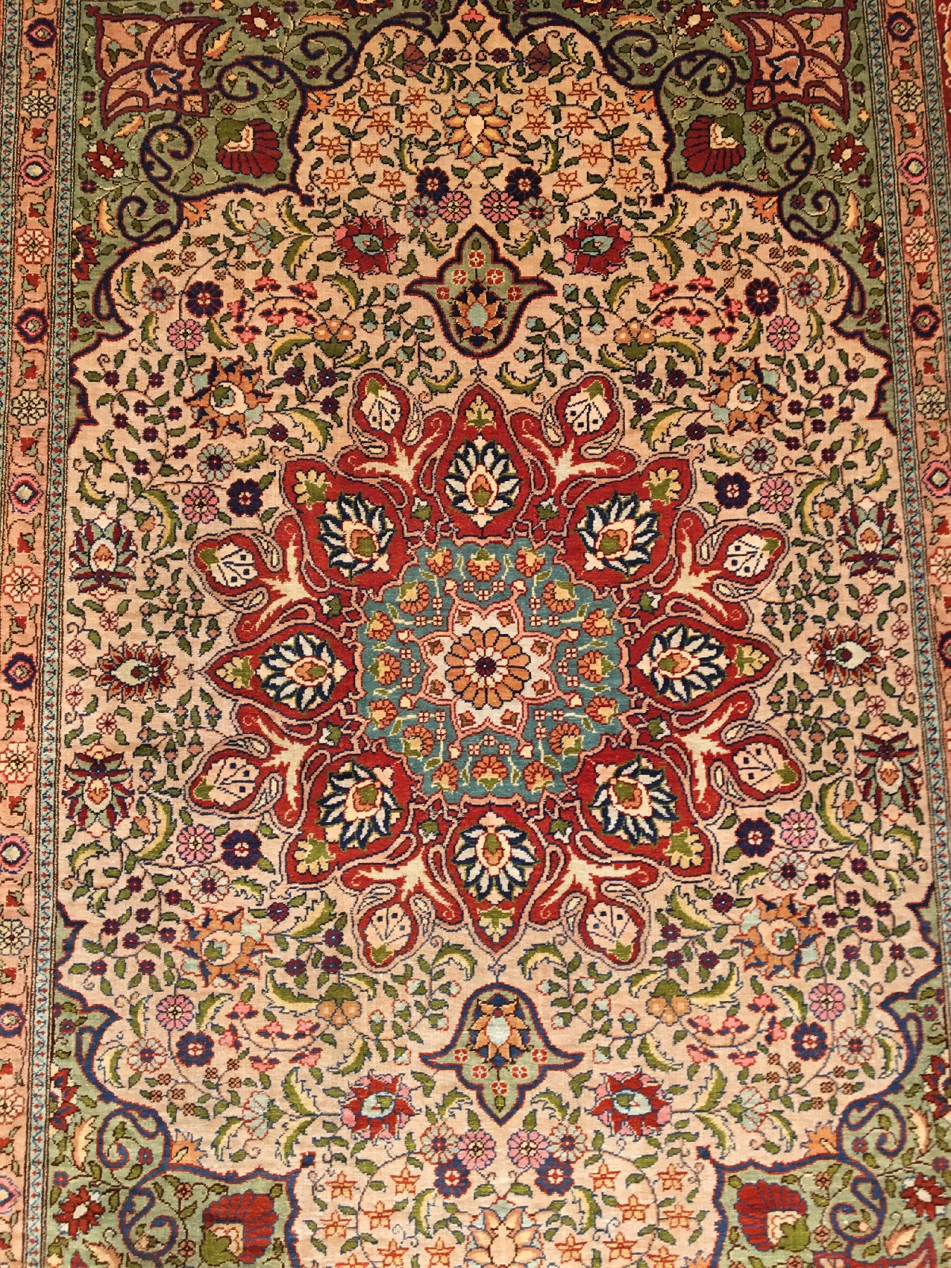 Detail b: Feiner Seiden Hereke alt, Türkei, um 1970, reine Naturseide. Feiner Seiden Hereke mit Medaillon Muster und grünen Nischen. Dekorativ, ca. 123 x 96 ...