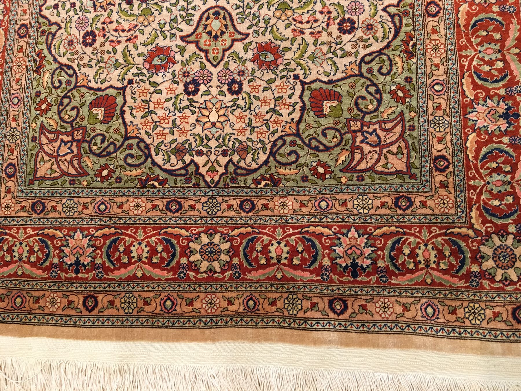 Detail c: Feiner Seiden Hereke alt, Türkei, um 1970, reine Naturseide. Feiner Seiden Hereke mit Medaillon Muster und grünen Nischen. Dekorativ, ca. 123 x 96 ...