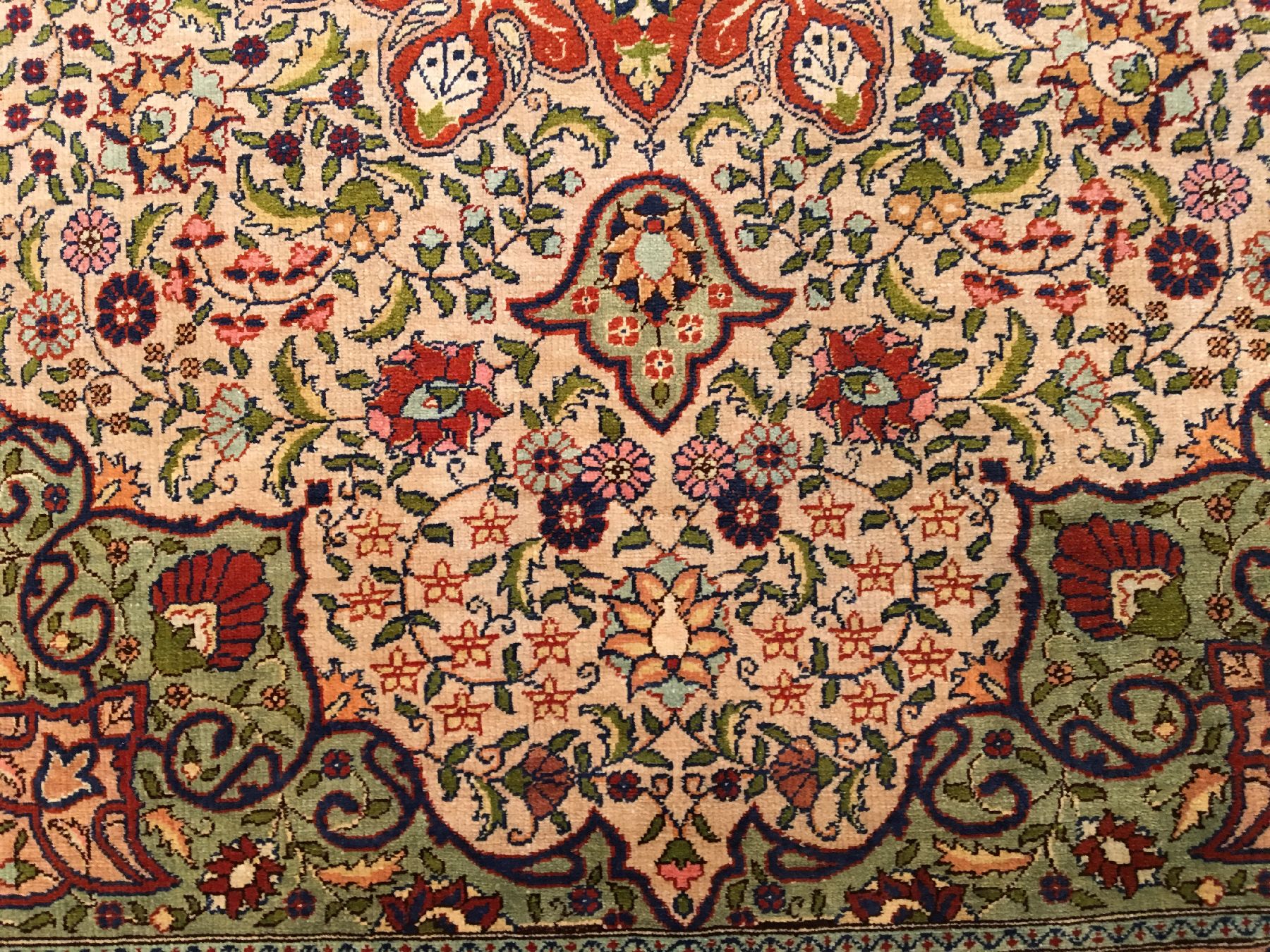 Detail e: Feiner Seiden Hereke alt, Türkei, um 1970, reine Naturseide. Feiner Seiden Hereke mit Medaillon Muster und grünen Nischen. Dekorativ, ca. 123 x 96 ...