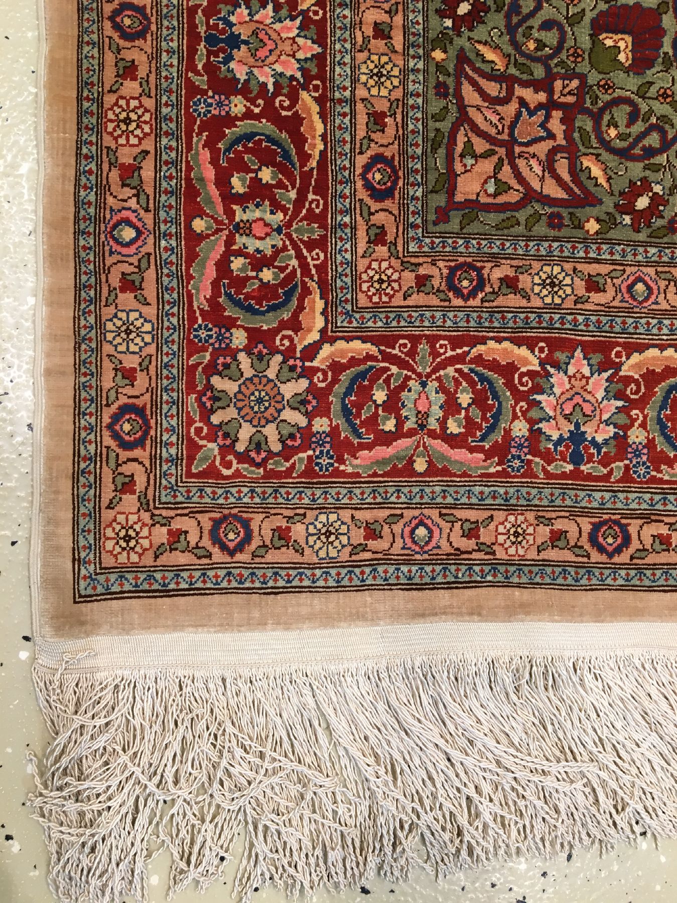 Detail g: Feiner Seiden Hereke alt, Türkei, um 1970, reine Naturseide. Feiner Seiden Hereke mit Medaillon Muster und grünen Nischen. Dekorativ, ca. 123 x 96 ...