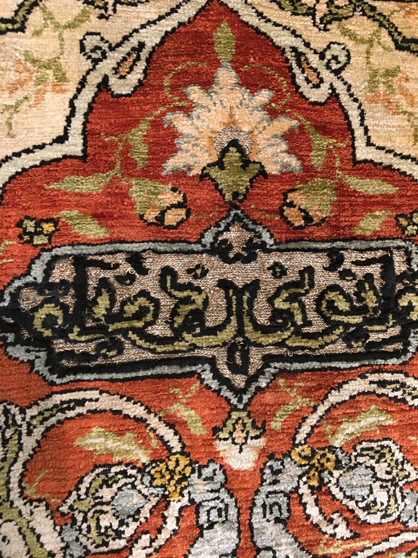 Detail d: Feiner Seiden Hereke "Metallbrokat" alt, Türkei, um 1950, reine Naturseide mit Metallbrokat. Feiner Hereke wohl aus den berühmten ...
