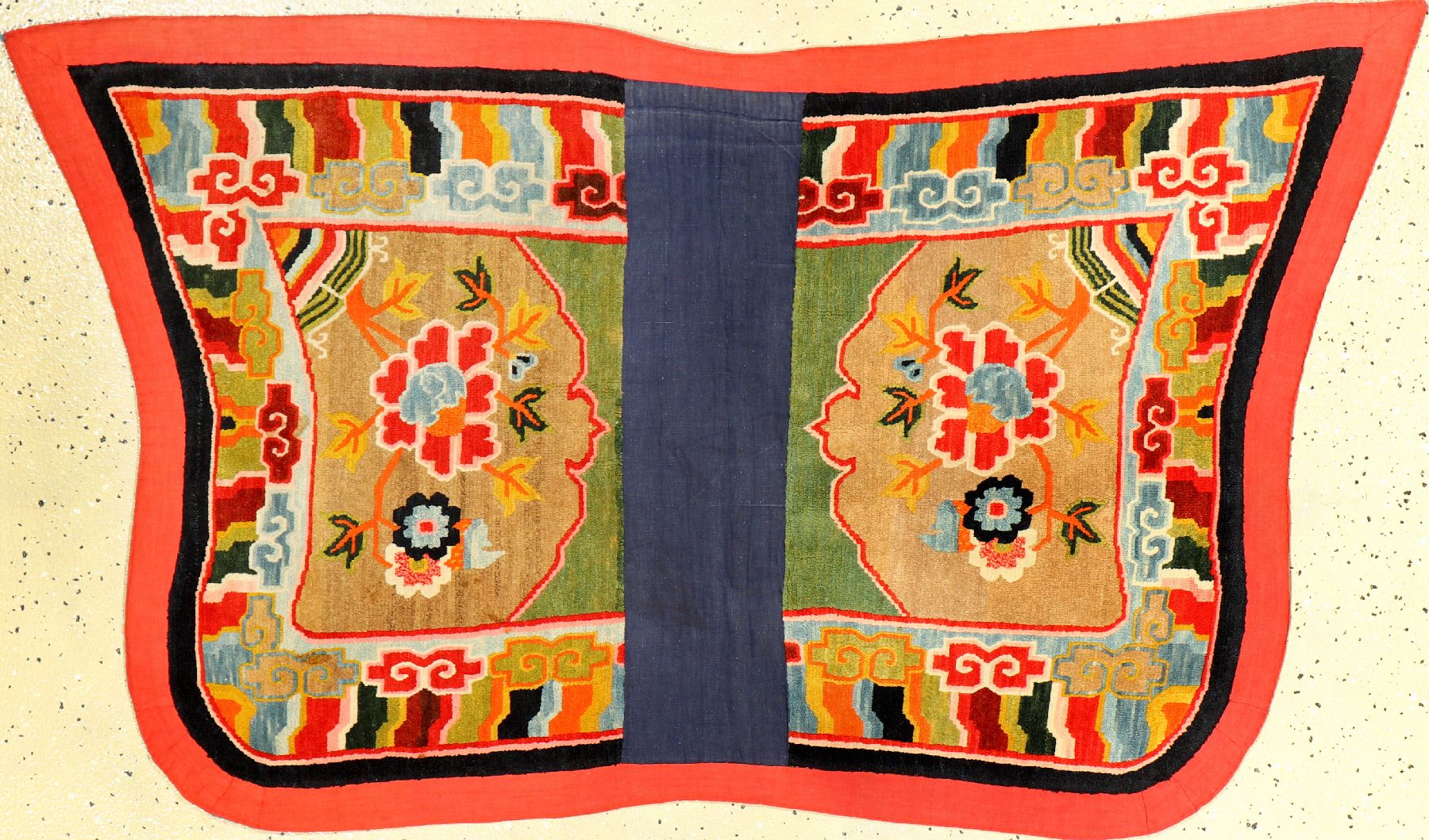 Schigatse "Makden" alt, Südtibet, um 1920, Korkwolle auf Wolle. Farbenfroher tibetischer Sattel mit Päonien Muster und Wellen Borte. ...