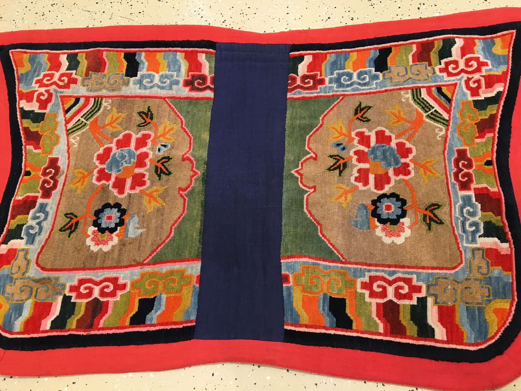 Detail a: Schigatse "Makden" alt, Südtibet, um 1920, Korkwolle auf Wolle. Farbenfroher tibetischer Sattel mit Päonien Muster und Wellen Borte. ...