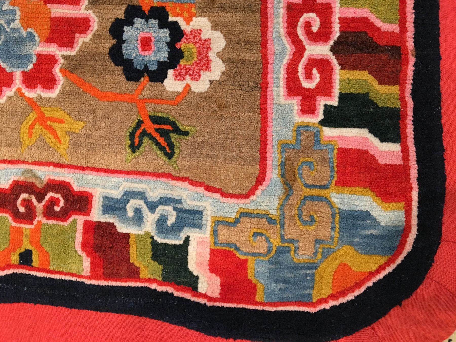 Detail b: Schigatse "Makden" alt, Südtibet, um 1920, Korkwolle auf Wolle. Farbenfroher tibetischer Sattel mit Päonien Muster und Wellen Borte. ...