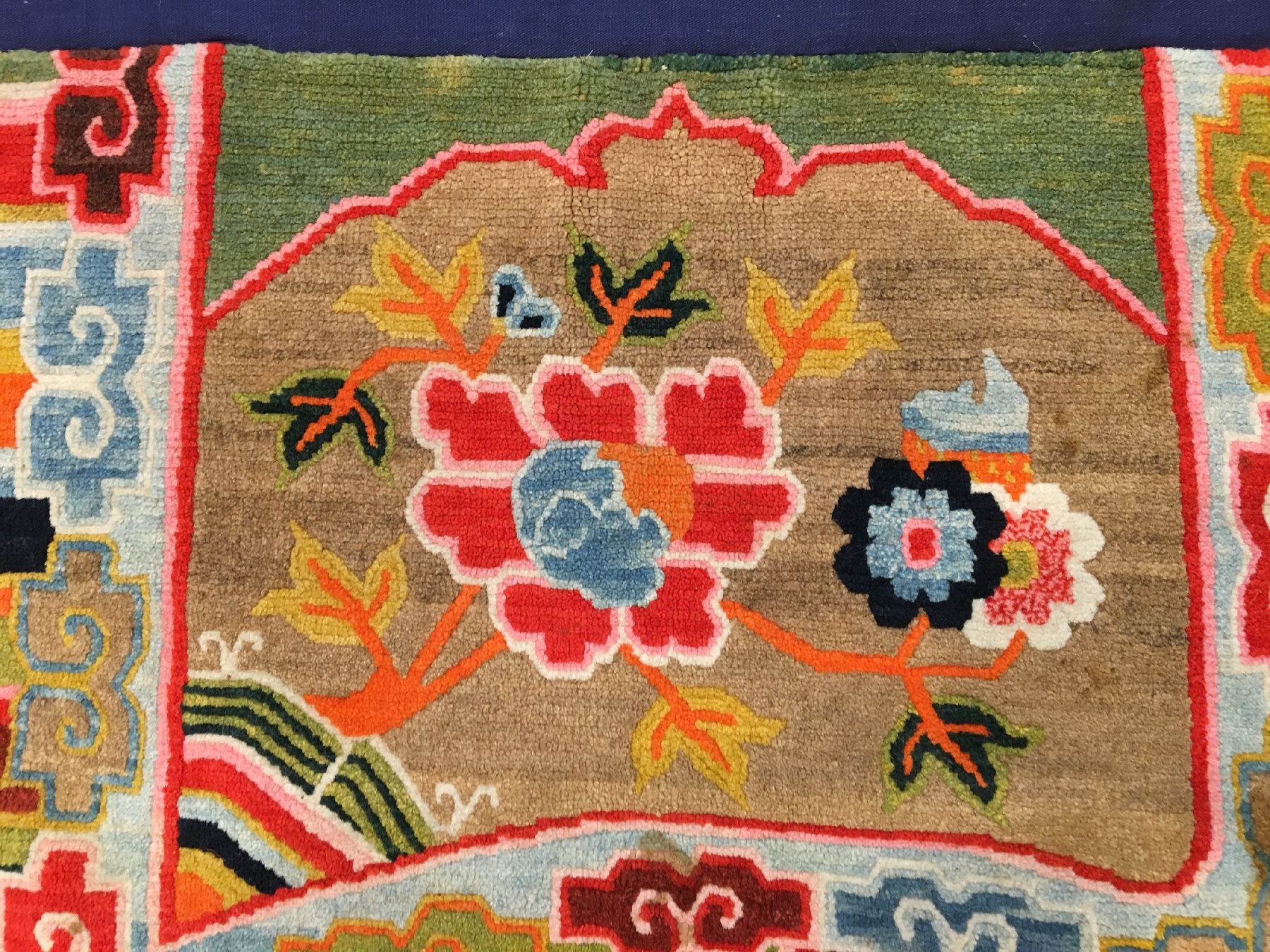 Detail c: Schigatse "Makden" alt, Südtibet, um 1920, Korkwolle auf Wolle. Farbenfroher tibetischer Sattel mit Päonien Muster und Wellen Borte. ...