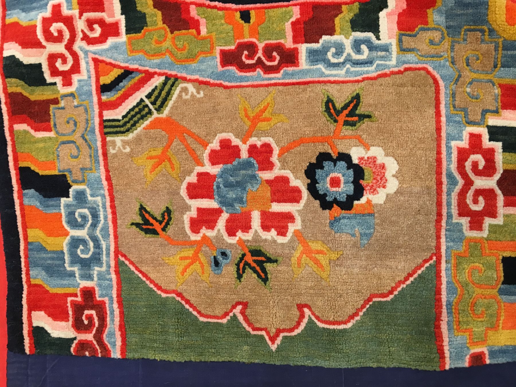Detail d: Schigatse "Makden" alt, Südtibet, um 1920, Korkwolle auf Wolle. Farbenfroher tibetischer Sattel mit Päonien Muster und Wellen Borte. ...