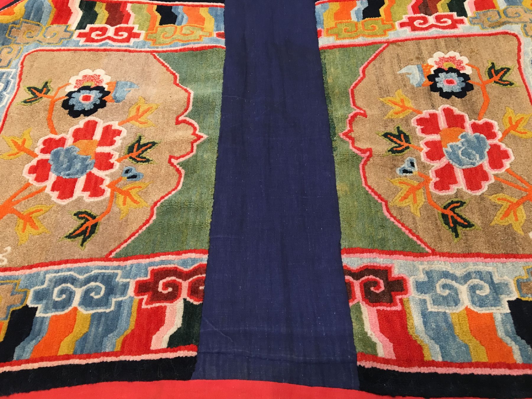 Detail e: Schigatse "Makden" alt, Südtibet, um 1920, Korkwolle auf Wolle. Farbenfroher tibetischer Sattel mit Päonien Muster und Wellen Borte. ...