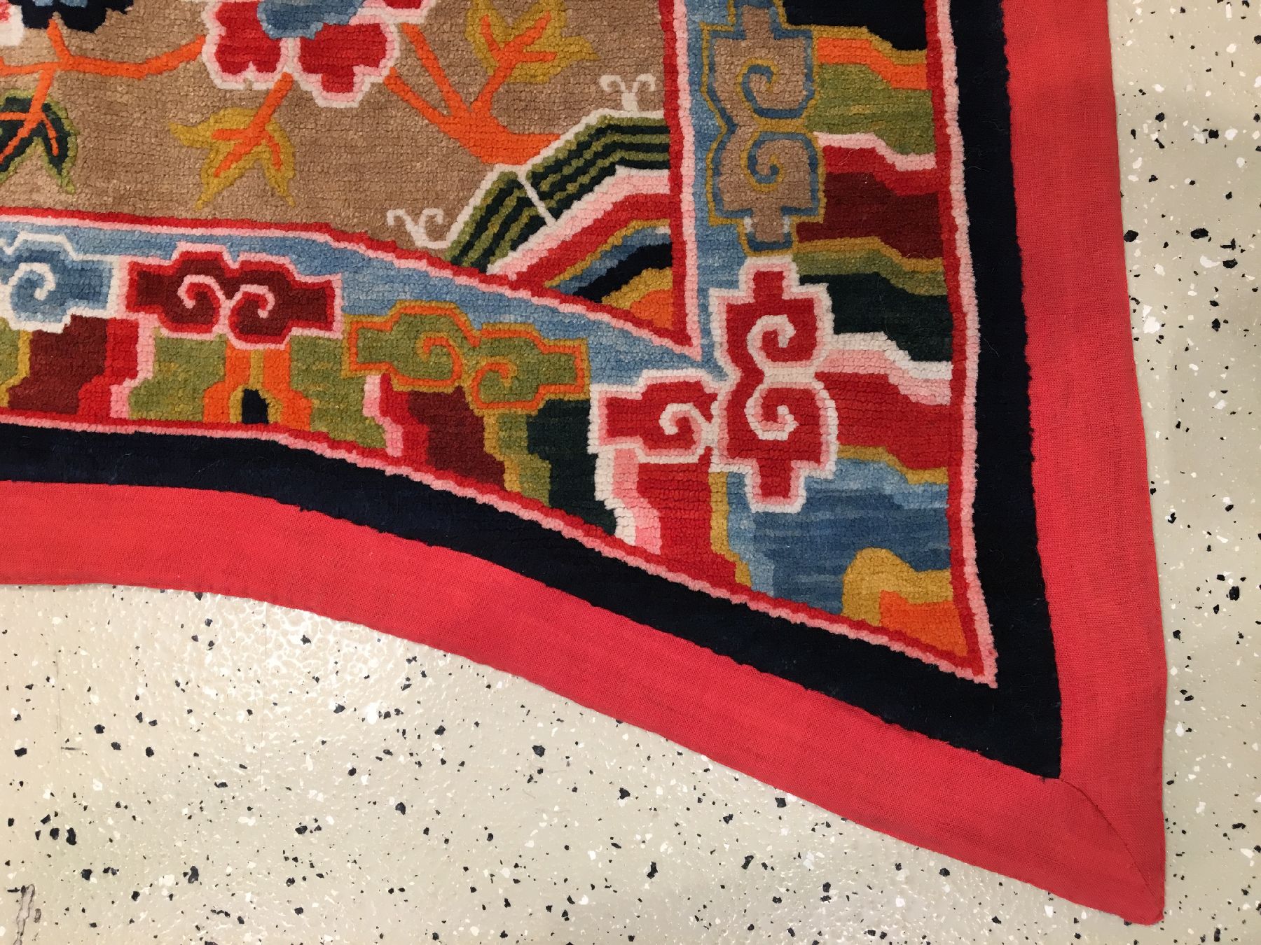 Detail f: Schigatse "Makden" alt, Südtibet, um 1920, Korkwolle auf Wolle. Farbenfroher tibetischer Sattel mit Päonien Muster und Wellen Borte. ...