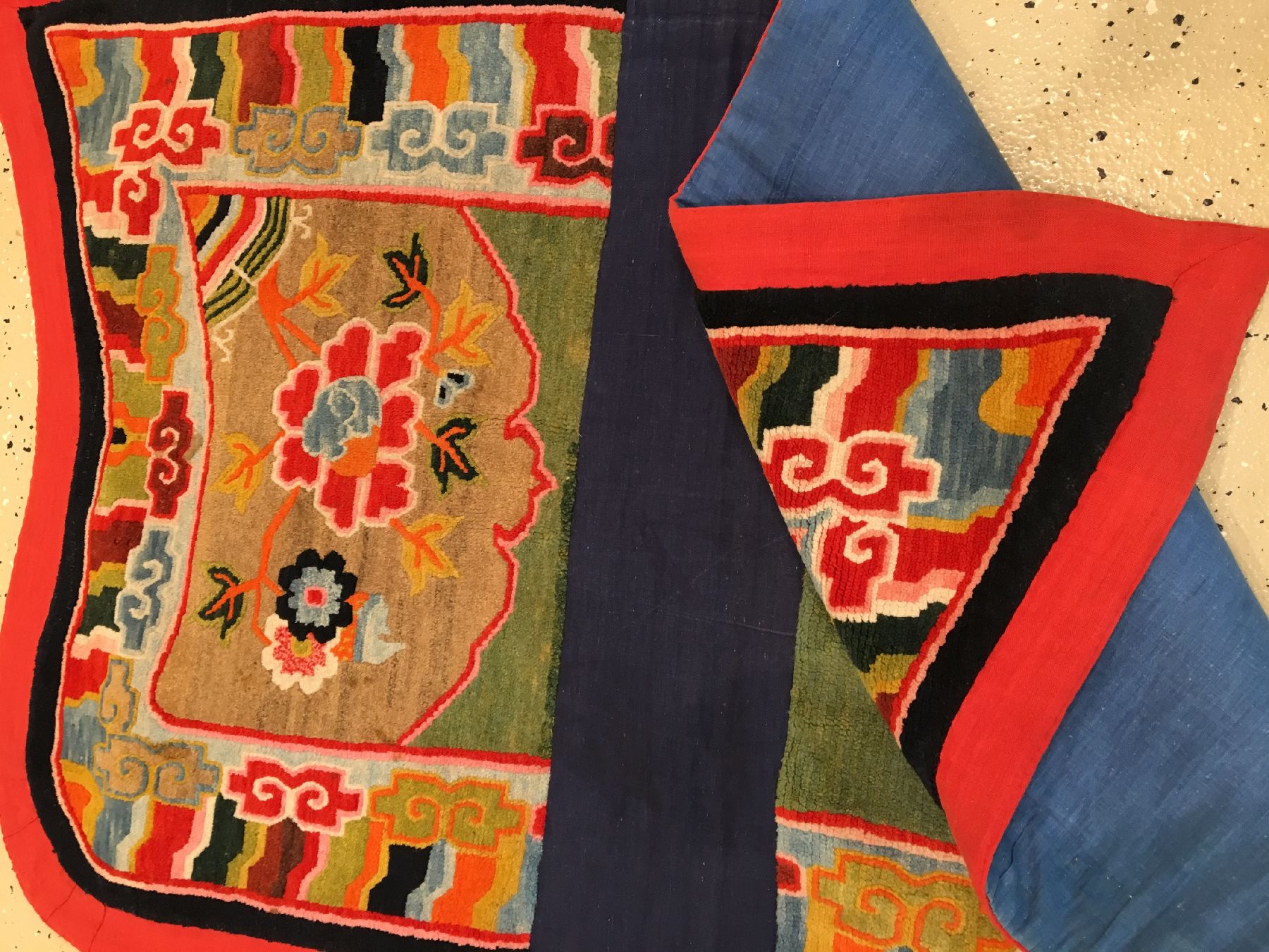 Detail g: Schigatse "Makden" alt, Südtibet, um 1920, Korkwolle auf Wolle. Farbenfroher tibetischer Sattel mit Päonien Muster und Wellen Borte. ...