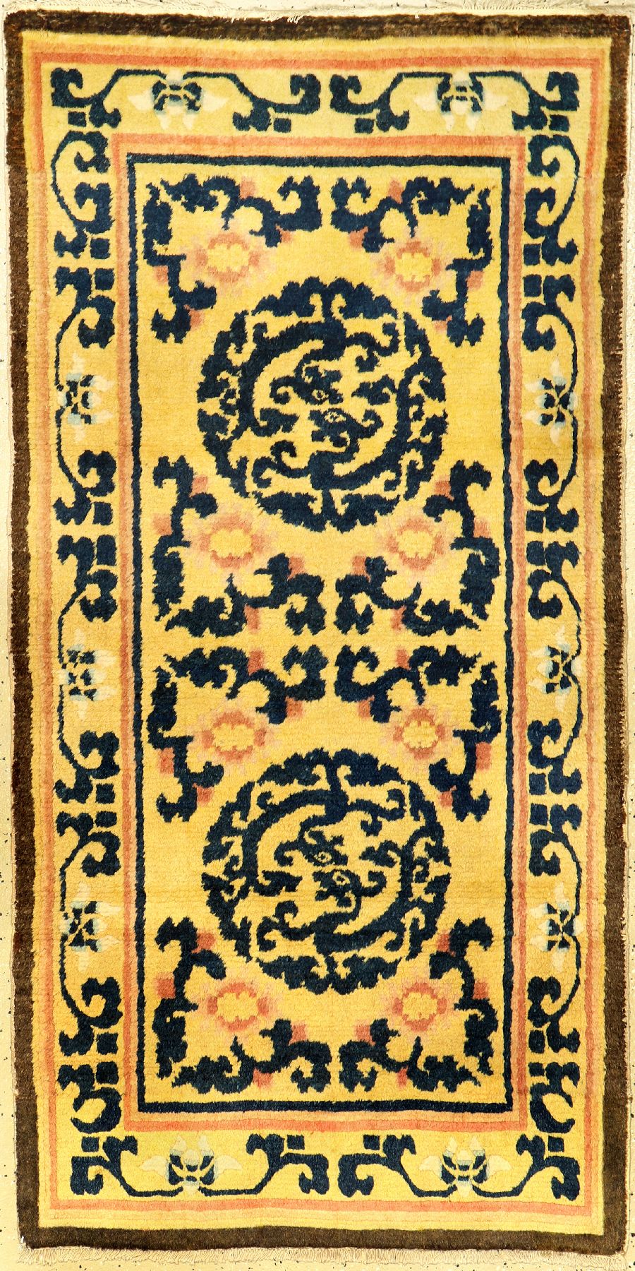 Gelber Ning-Hsia "Laubdrachen" antik (Qing Dynastie), Westchina, 19.Jhd., Wolle geknüpft auf Baumwolle. Kaiserlicher Ning-Hsia mit ...