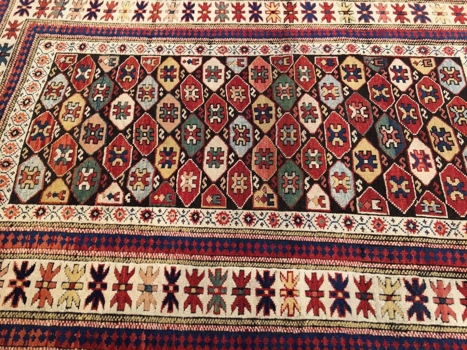Detail b: Feiner Kuba Schirwan antik, Ostkaukasus, 19.Jhd., Wolle geknüpft auf Wolle. Seltener und einzigartiger kleinformatiger Schirwan mitfarbenfrohen ...