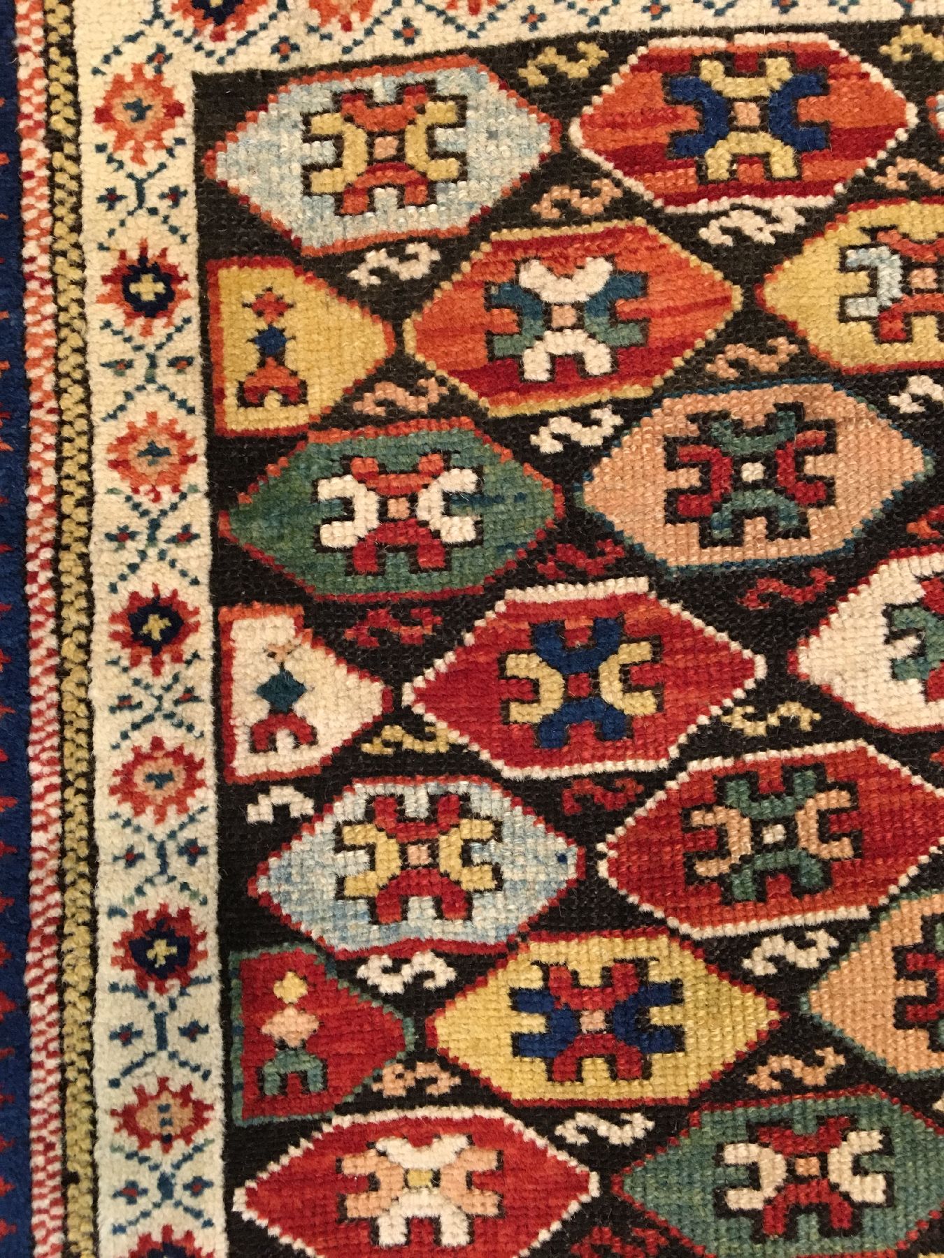 Detail c: Feiner Kuba Schirwan antik, Ostkaukasus, 19.Jhd., Wolle geknüpft auf Wolle. Seltener und einzigartiger kleinformatiger Schirwan mitfarbenfrohen ...