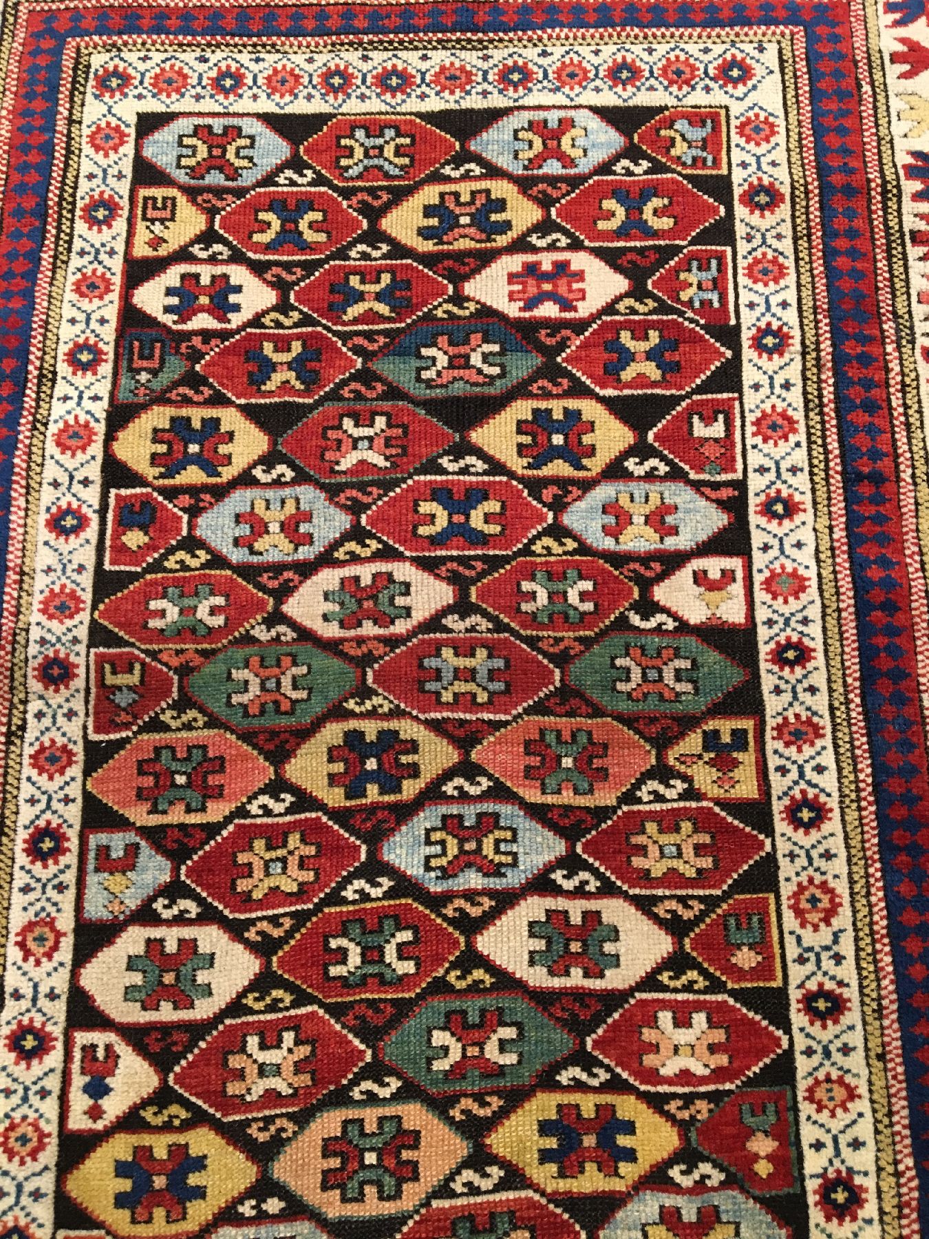 Detail d: Feiner Kuba Schirwan antik, Ostkaukasus, 19.Jhd., Wolle geknüpft auf Wolle. Seltener und einzigartiger kleinformatiger Schirwan mitfarbenfrohen ...