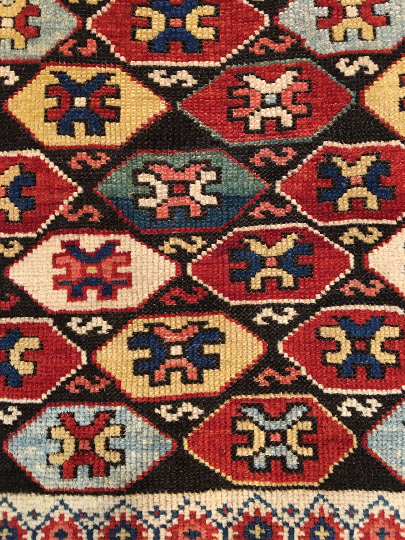 Detail e: Feiner Kuba Schirwan antik, Ostkaukasus, 19.Jhd., Wolle geknüpft auf Wolle. Seltener und einzigartiger kleinformatiger Schirwan mitfarbenfrohen ...