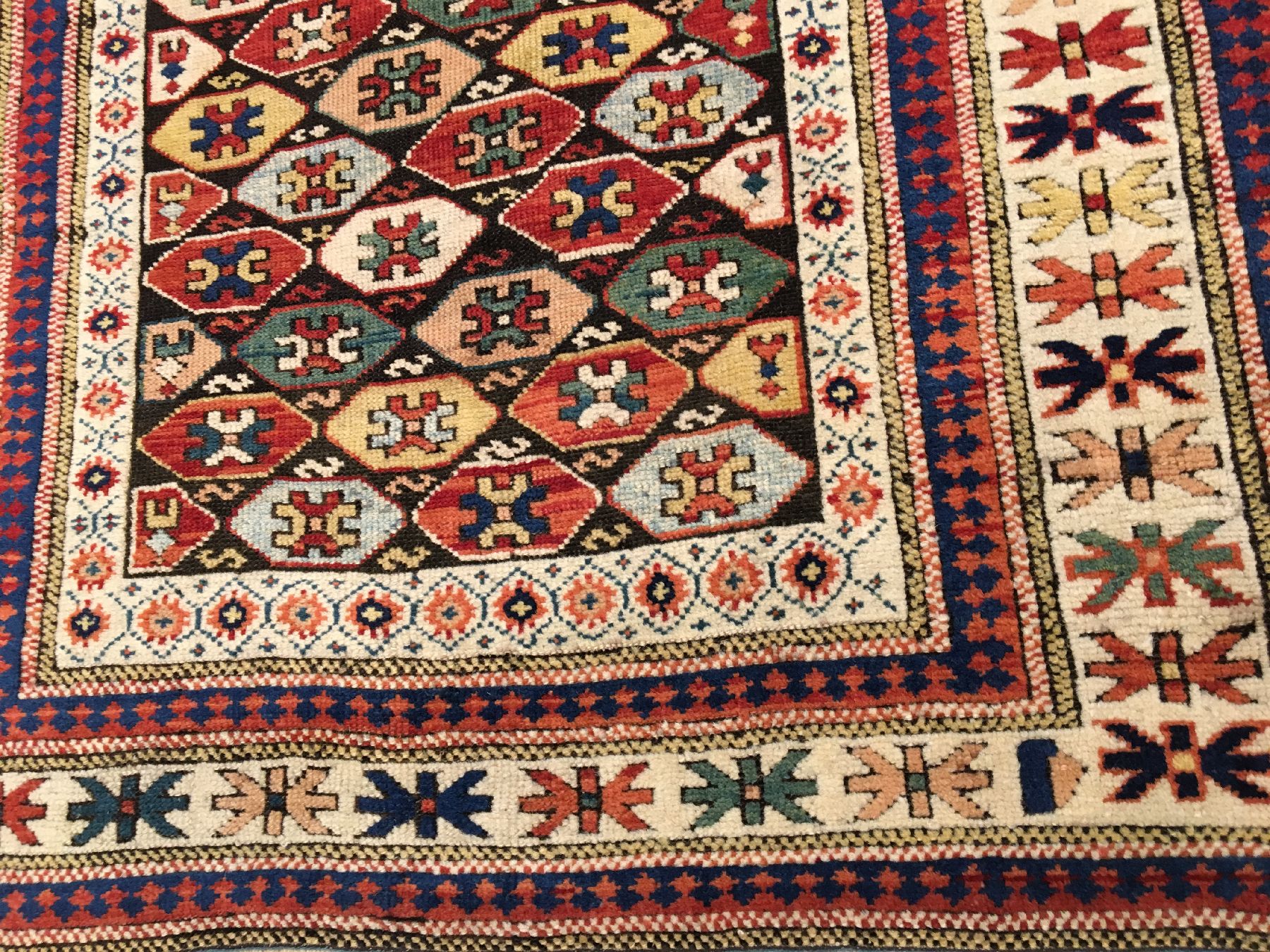 Detail f: Feiner Kuba Schirwan antik, Ostkaukasus, 19.Jhd., Wolle geknüpft auf Wolle. Seltener und einzigartiger kleinformatiger Schirwan mitfarbenfrohen ...