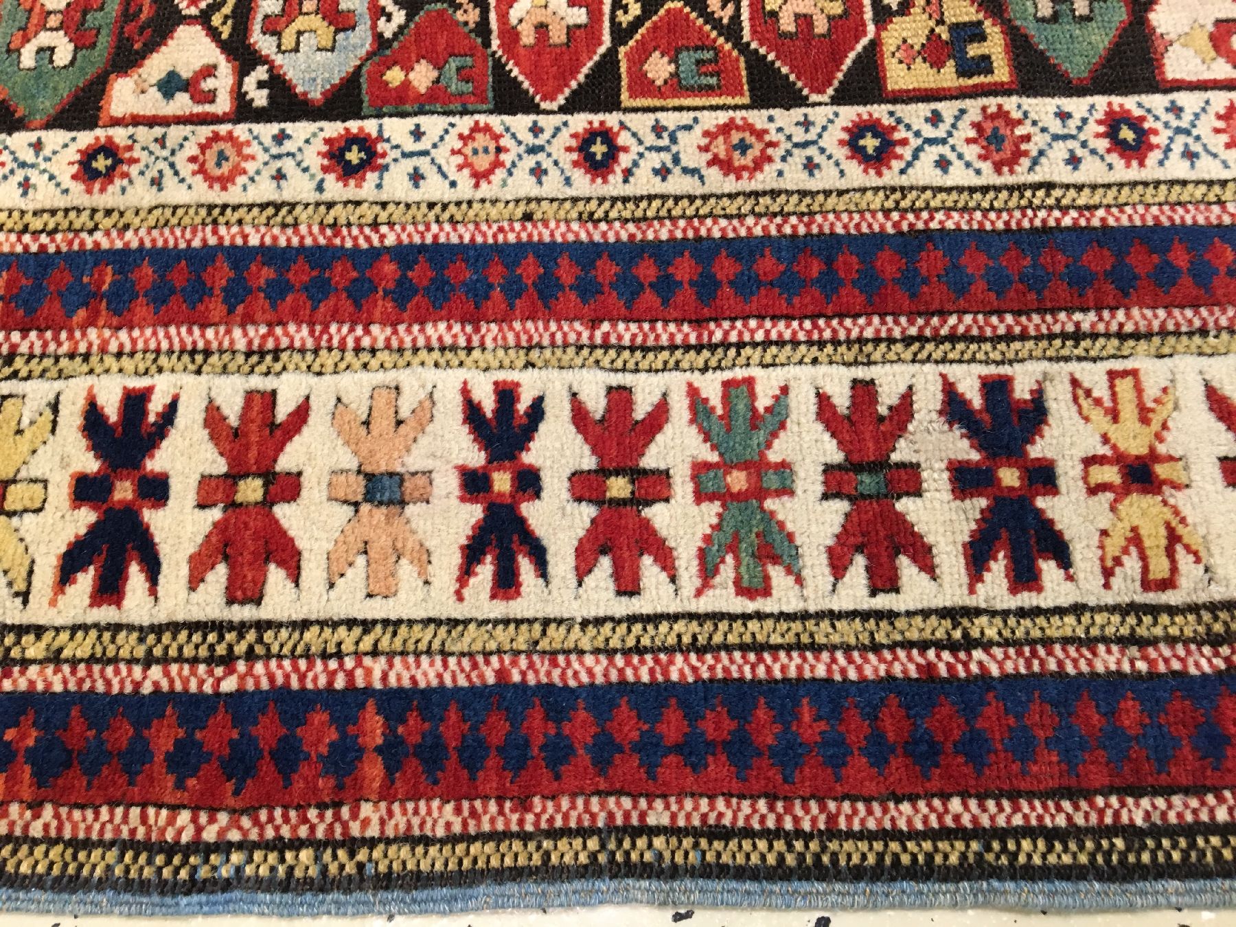 Detail h: Feiner Kuba Schirwan antik, Ostkaukasus, 19.Jhd., Wolle geknüpft auf Wolle. Seltener und einzigartiger kleinformatiger Schirwan mitfarbenfrohen ...