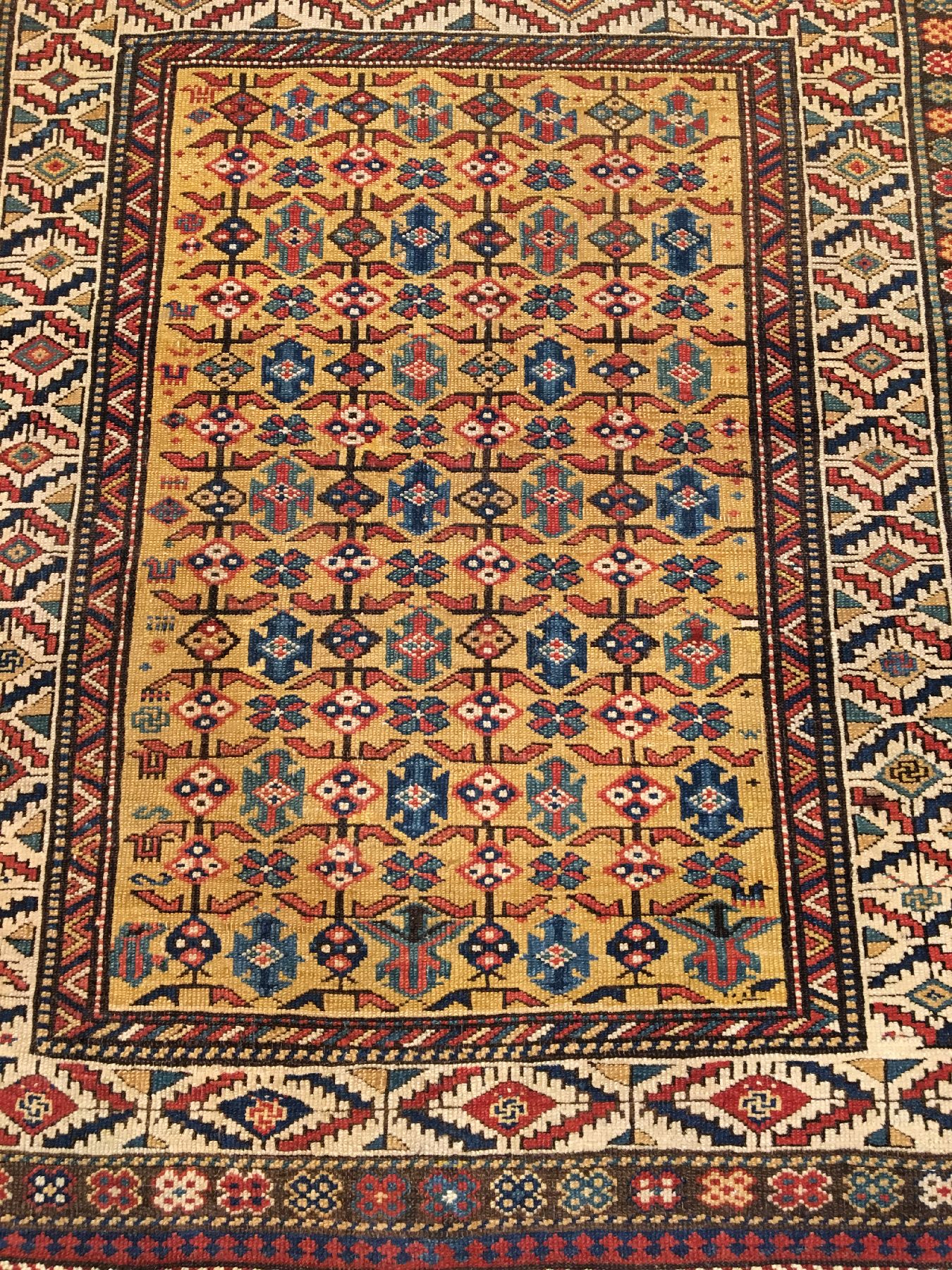 Detail a: Feiner gelber Dagestan antik, Nordostkaukasus, 19.Jhd., Wolle geknüpft auf Wolle. Feiner Dagehstan mit gelben Grund im sogenannten ...
