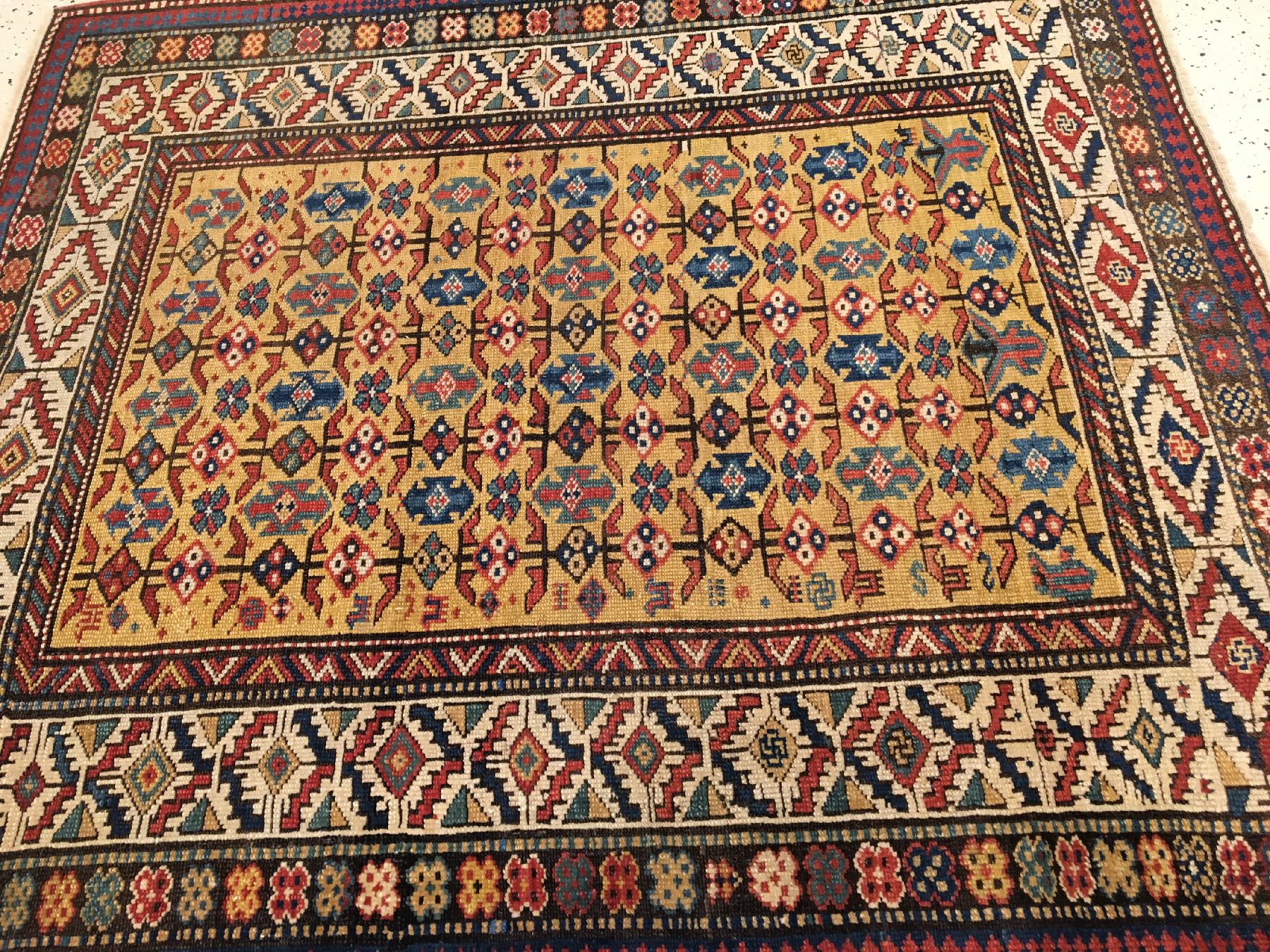 Detail c: Feiner gelber Dagestan antik, Nordostkaukasus, 19.Jhd., Wolle geknüpft auf Wolle. Feiner Dagehstan mit gelben Grund im sogenannten ...