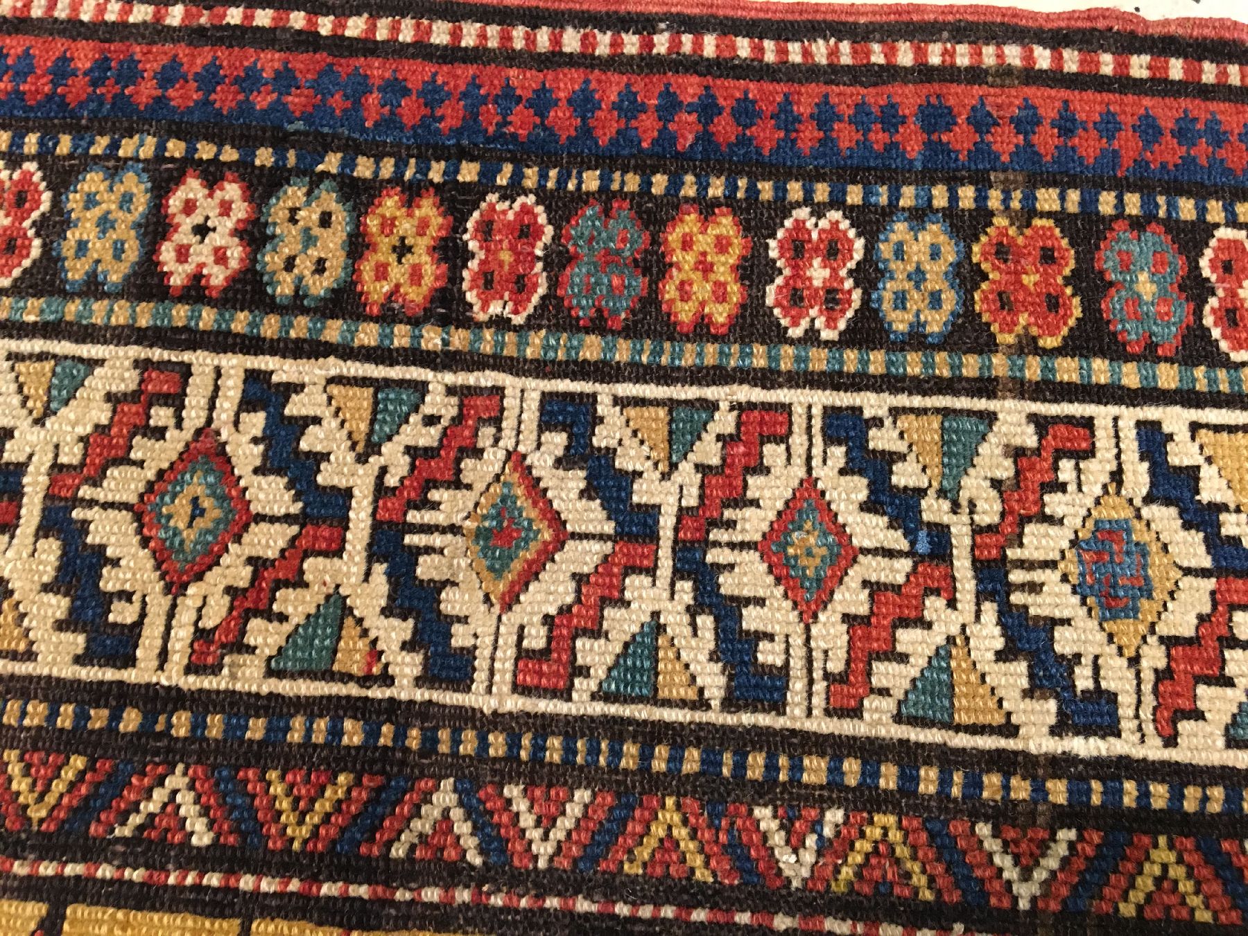 Detail g: Feiner gelber Dagestan antik, Nordostkaukasus, 19.Jhd., Wolle geknüpft auf Wolle. Feiner Dagehstan mit gelben Grund im sogenannten ...