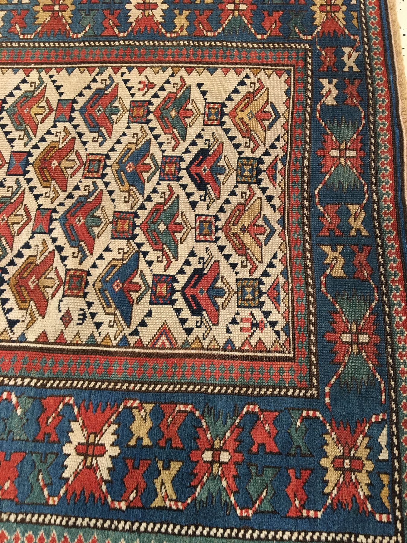 Detail c: Feiner weißgrundiger Kuba Schirwan antik, Ostkaukasus, 19.Jhd., Wolle geknüpft auf Wolle. Seltener kleinformatiger Schirwan aus dem Kuba-Gebiet ...