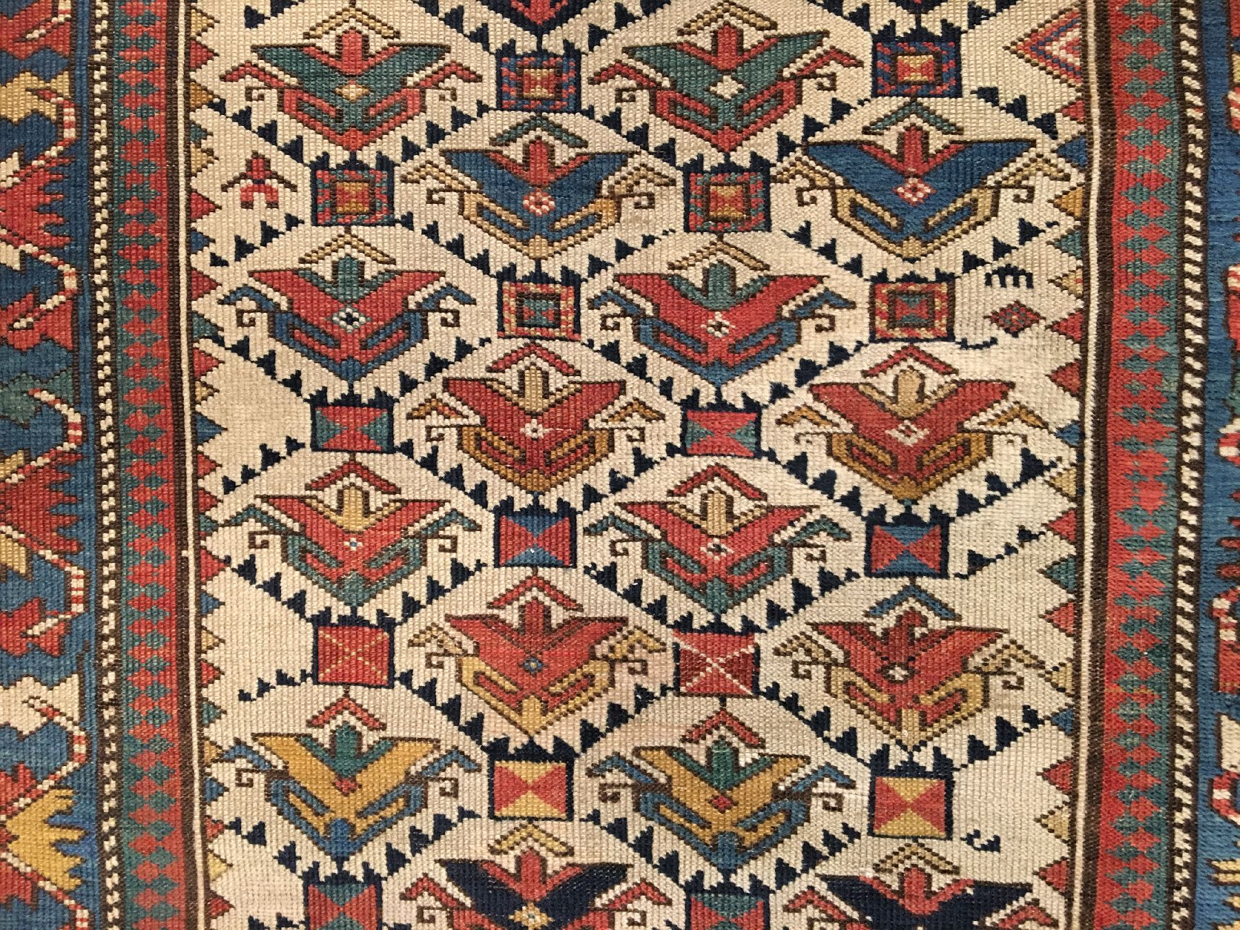 Detail d: Feiner weißgrundiger Kuba Schirwan antik, Ostkaukasus, 19.Jhd., Wolle geknüpft auf Wolle. Seltener kleinformatiger Schirwan aus dem Kuba-Gebiet ...