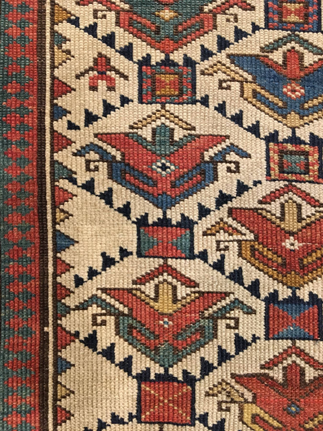 Detail e: Feiner weißgrundiger Kuba Schirwan antik, Ostkaukasus, 19.Jhd., Wolle geknüpft auf Wolle. Seltener kleinformatiger Schirwan aus dem Kuba-Gebiet ...