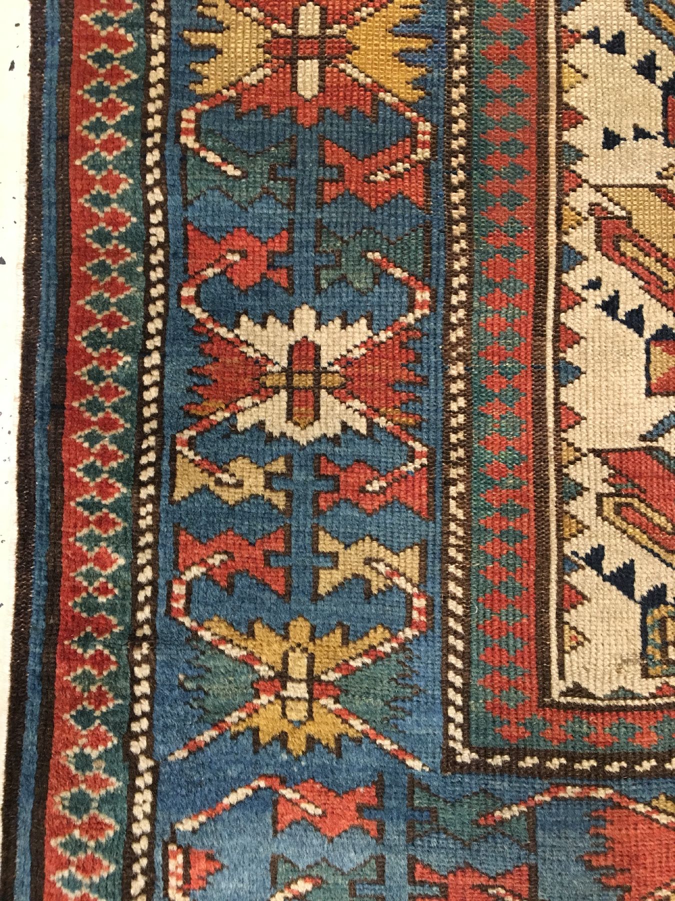 Detail g: Feiner weißgrundiger Kuba Schirwan antik, Ostkaukasus, 19.Jhd., Wolle geknüpft auf Wolle. Seltener kleinformatiger Schirwan aus dem Kuba-Gebiet ...