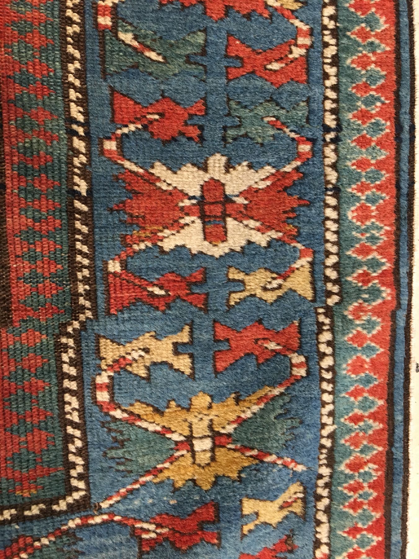 Detail h: Feiner weißgrundiger Kuba Schirwan antik, Ostkaukasus, 19.Jhd., Wolle geknüpft auf Wolle. Seltener kleinformatiger Schirwan aus dem Kuba-Gebiet ...