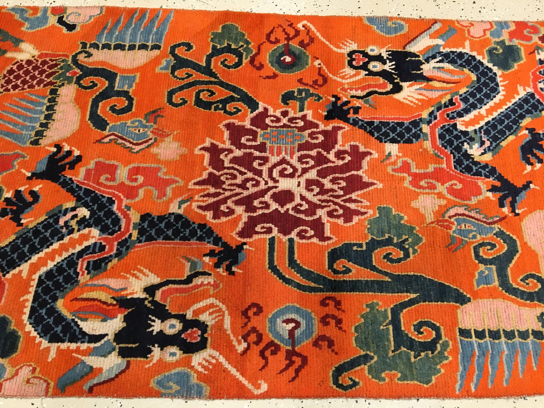 Detail a: Schigatse "Khaden" alt (Drachen & Phönyx), Südtibet, um 1920, Korkwolle geknüpft auf Wolle. Tibetischer Hochzeitsteppich im klassischen ...