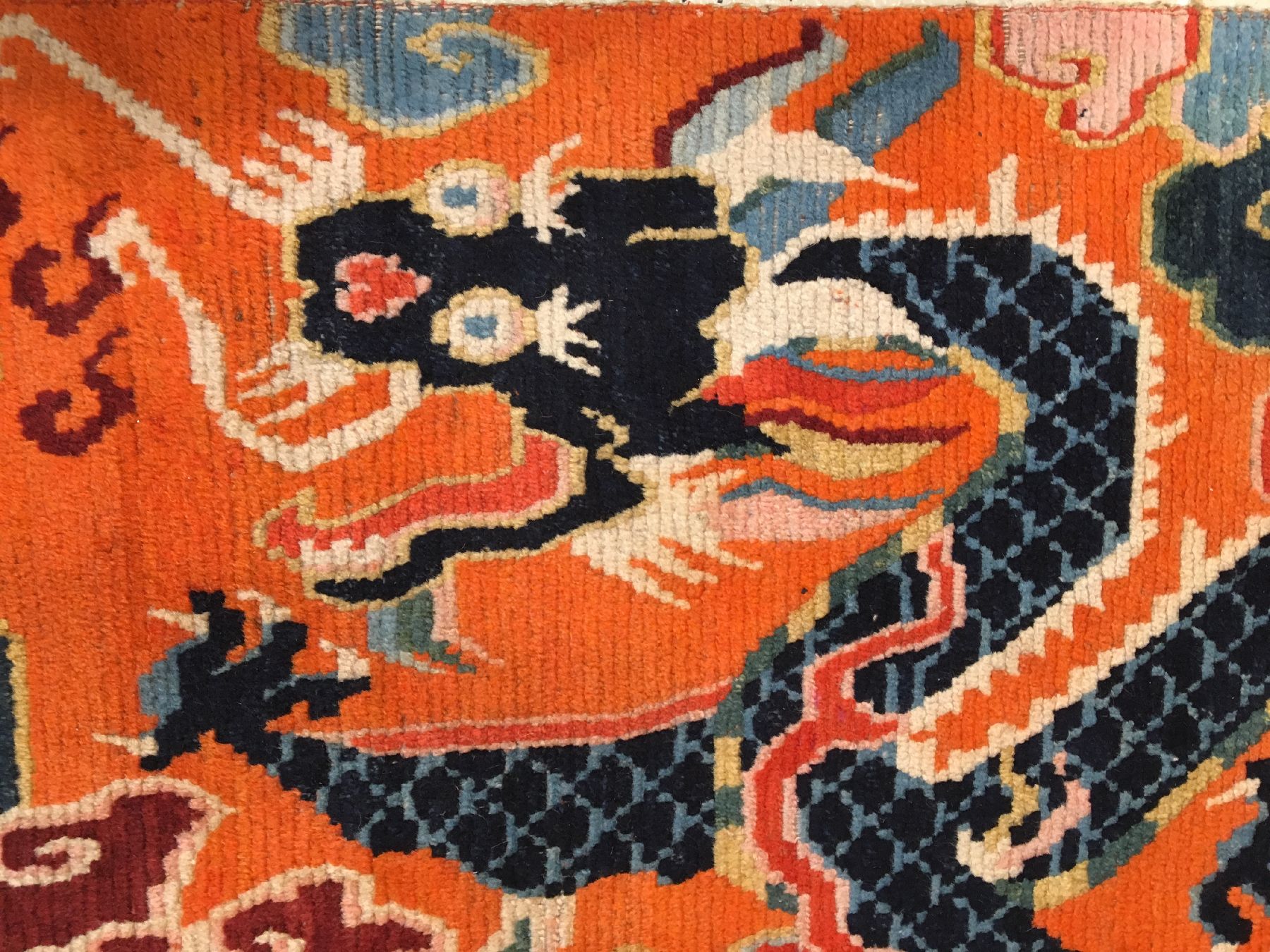 Detail c: Schigatse "Khaden" alt (Drachen & Phönyx), Südtibet, um 1920, Korkwolle geknüpft auf Wolle. Tibetischer Hochzeitsteppich im klassischen ...