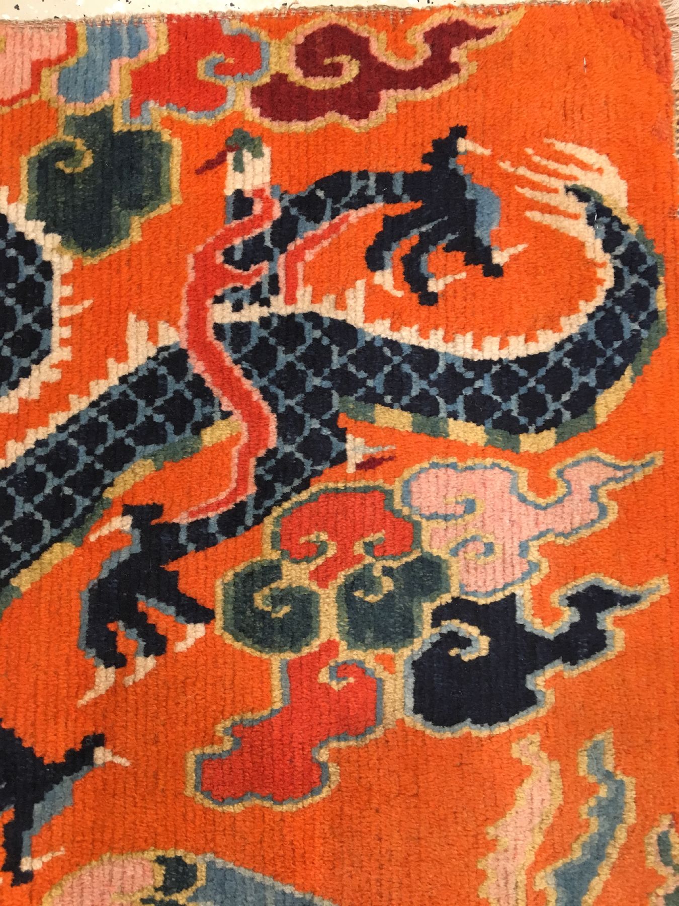 Detail g: Schigatse "Khaden" alt (Drachen & Phönyx), Südtibet, um 1920, Korkwolle geknüpft auf Wolle. Tibetischer Hochzeitsteppich im klassischen ...