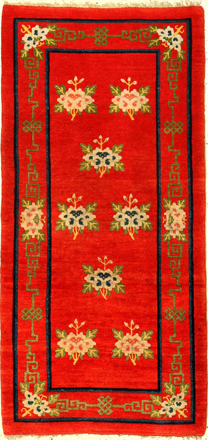 Seltener roter Pao Tao antik, Nordostchina, um 1900, Korkwolle geknüpft Baumwolle. Dekorativer Pao Tao mit Päonien Muster auf blutroten Grund. ...