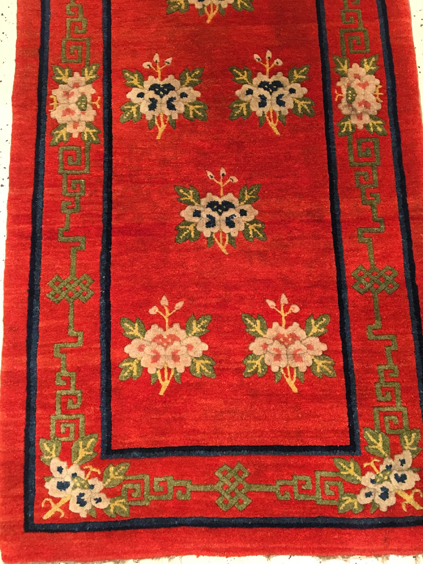Detail a: Seltener roter Pao Tao antik, Nordostchina, um 1900, Korkwolle geknüpft Baumwolle. Dekorativer Pao Tao mit Päonien Muster auf blutroten Grund. ...