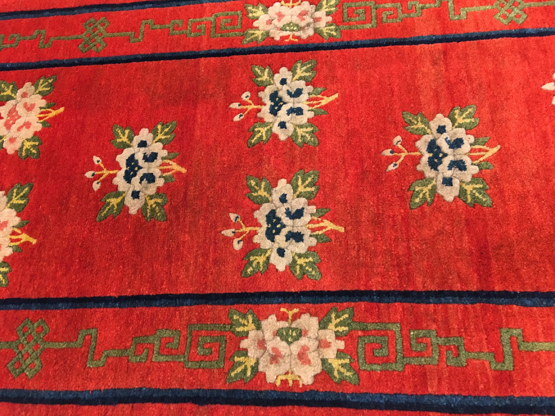 Detail b: Seltener roter Pao Tao antik, Nordostchina, um 1900, Korkwolle geknüpft Baumwolle. Dekorativer Pao Tao mit Päonien Muster auf blutroten Grund. ...