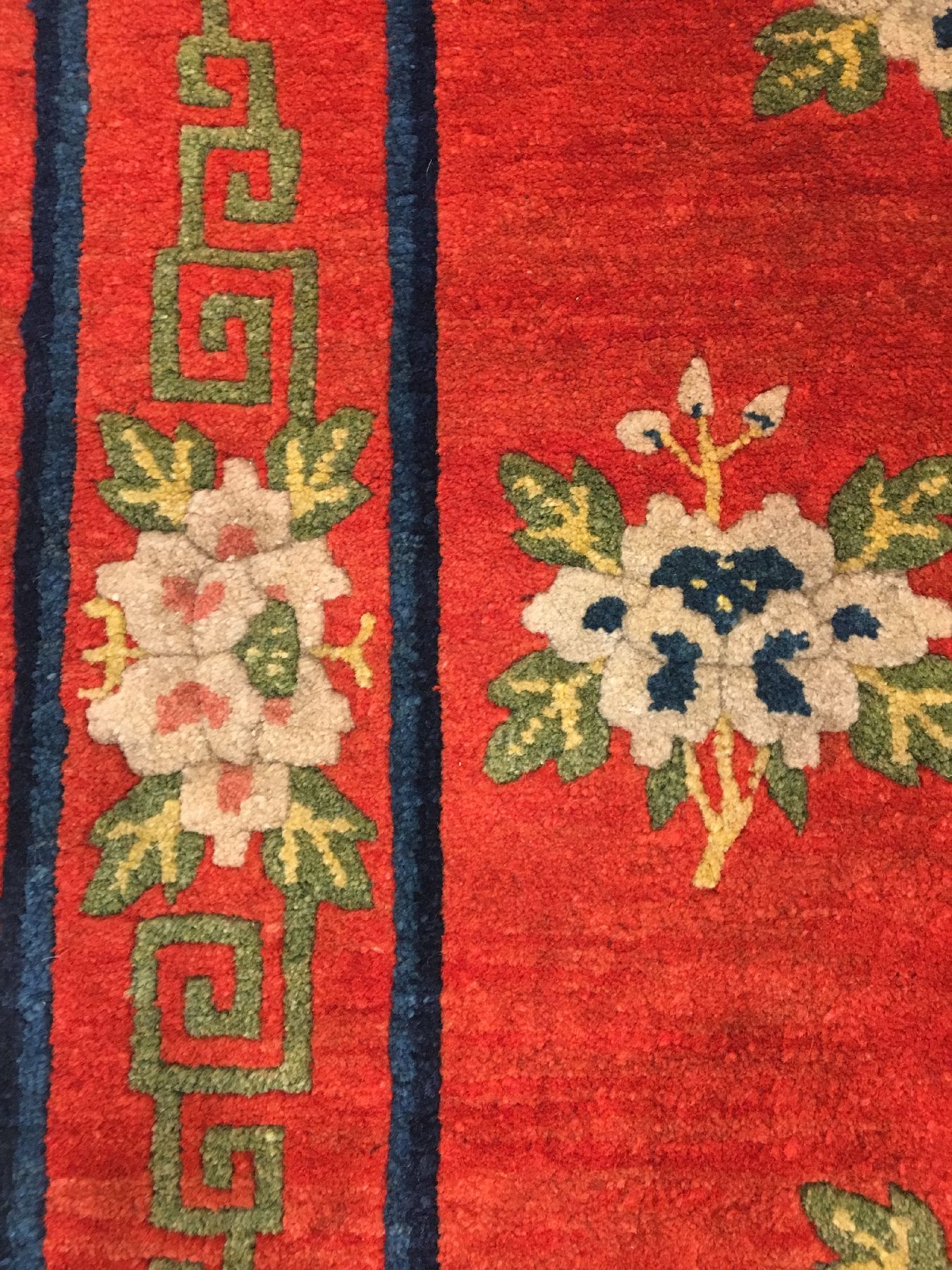 Detail c: Seltener roter Pao Tao antik, Nordostchina, um 1900, Korkwolle geknüpft Baumwolle. Dekorativer Pao Tao mit Päonien Muster auf blutroten Grund. ...