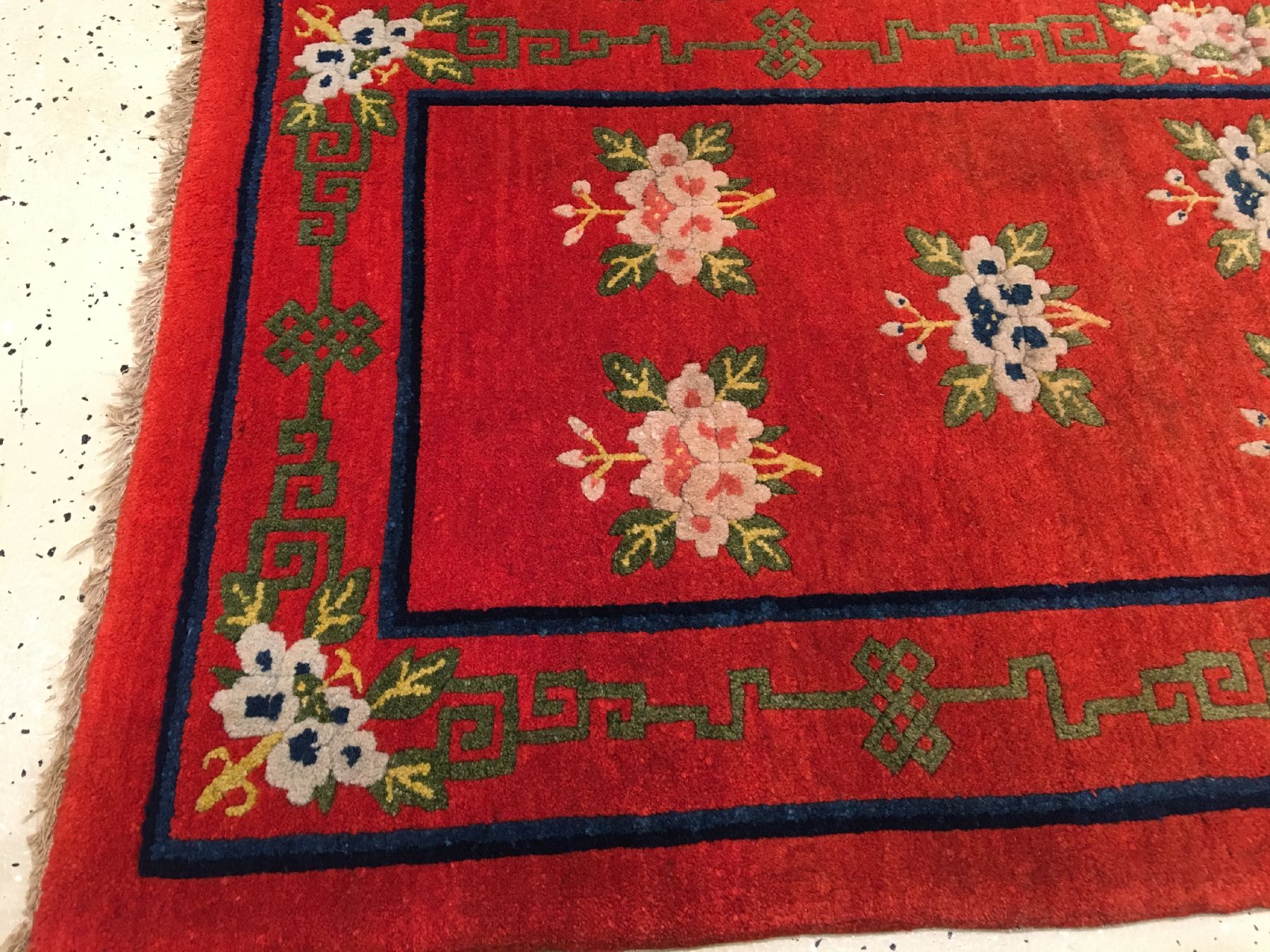 Detail d: Seltener roter Pao Tao antik, Nordostchina, um 1900, Korkwolle geknüpft Baumwolle. Dekorativer Pao Tao mit Päonien Muster auf blutroten Grund. ...