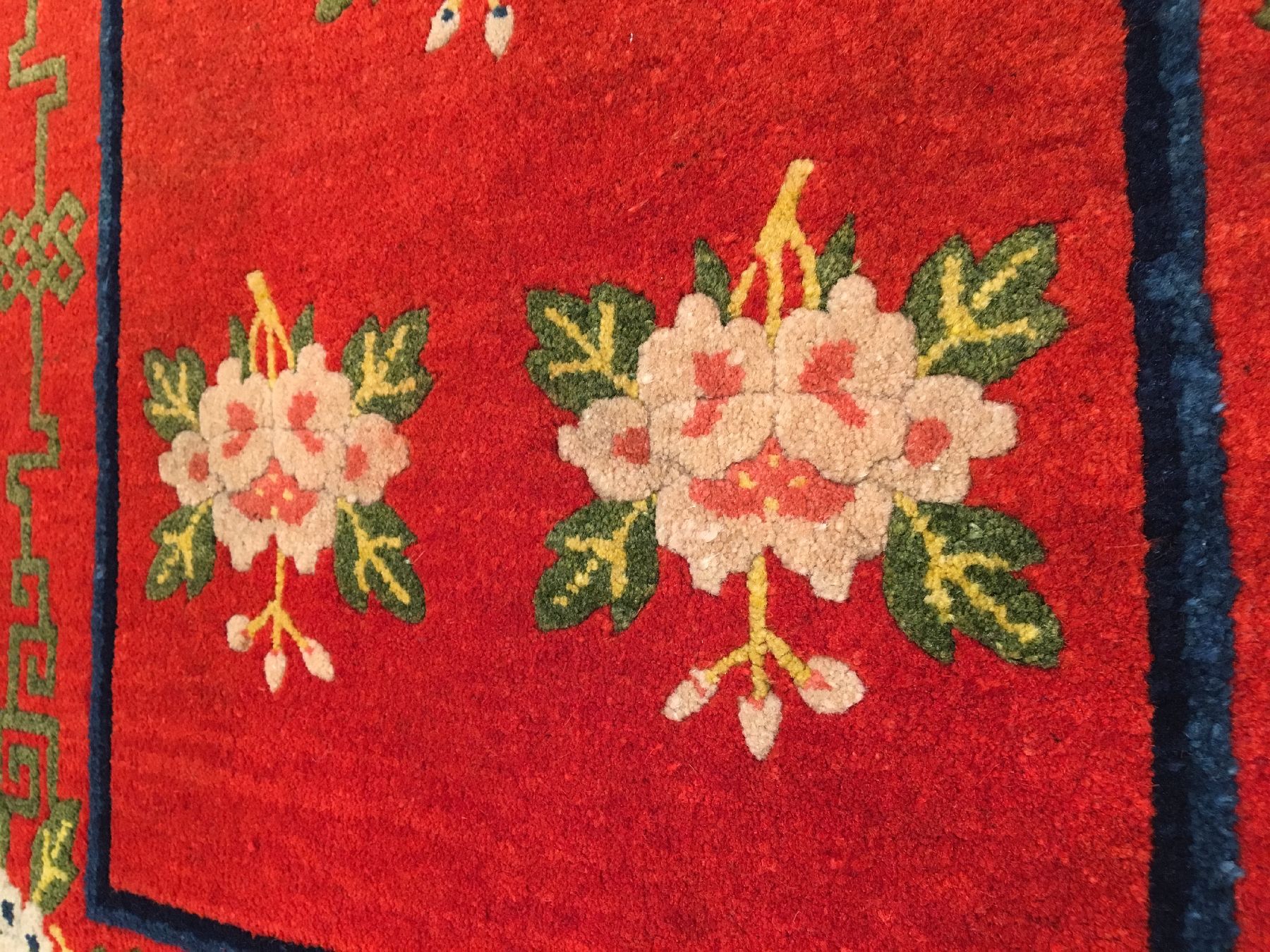 Detail e: Seltener roter Pao Tao antik, Nordostchina, um 1900, Korkwolle geknüpft Baumwolle. Dekorativer Pao Tao mit Päonien Muster auf blutroten Grund. ...