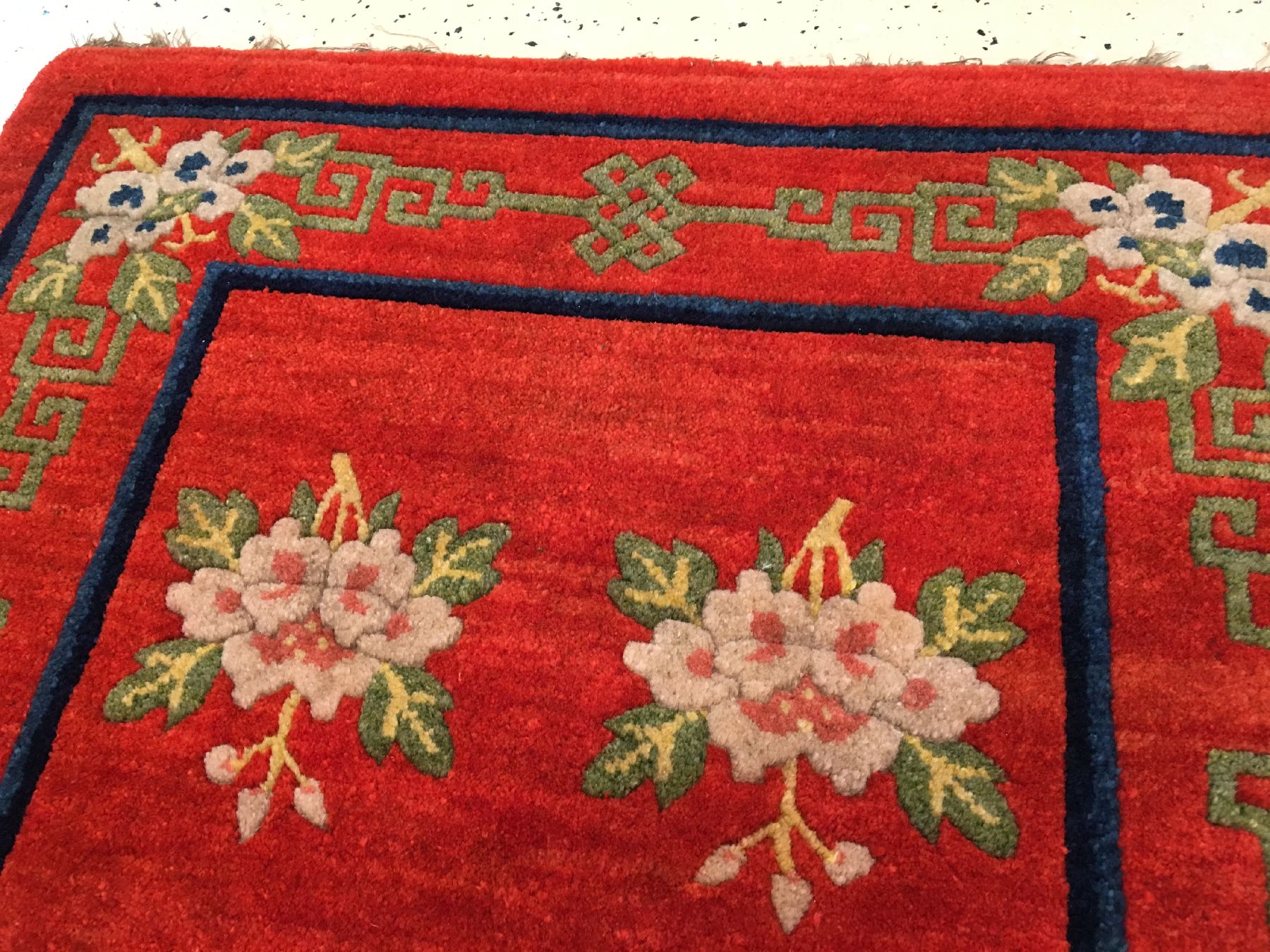 Detail f: Seltener roter Pao Tao antik, Nordostchina, um 1900, Korkwolle geknüpft Baumwolle. Dekorativer Pao Tao mit Päonien Muster auf blutroten Grund. ...