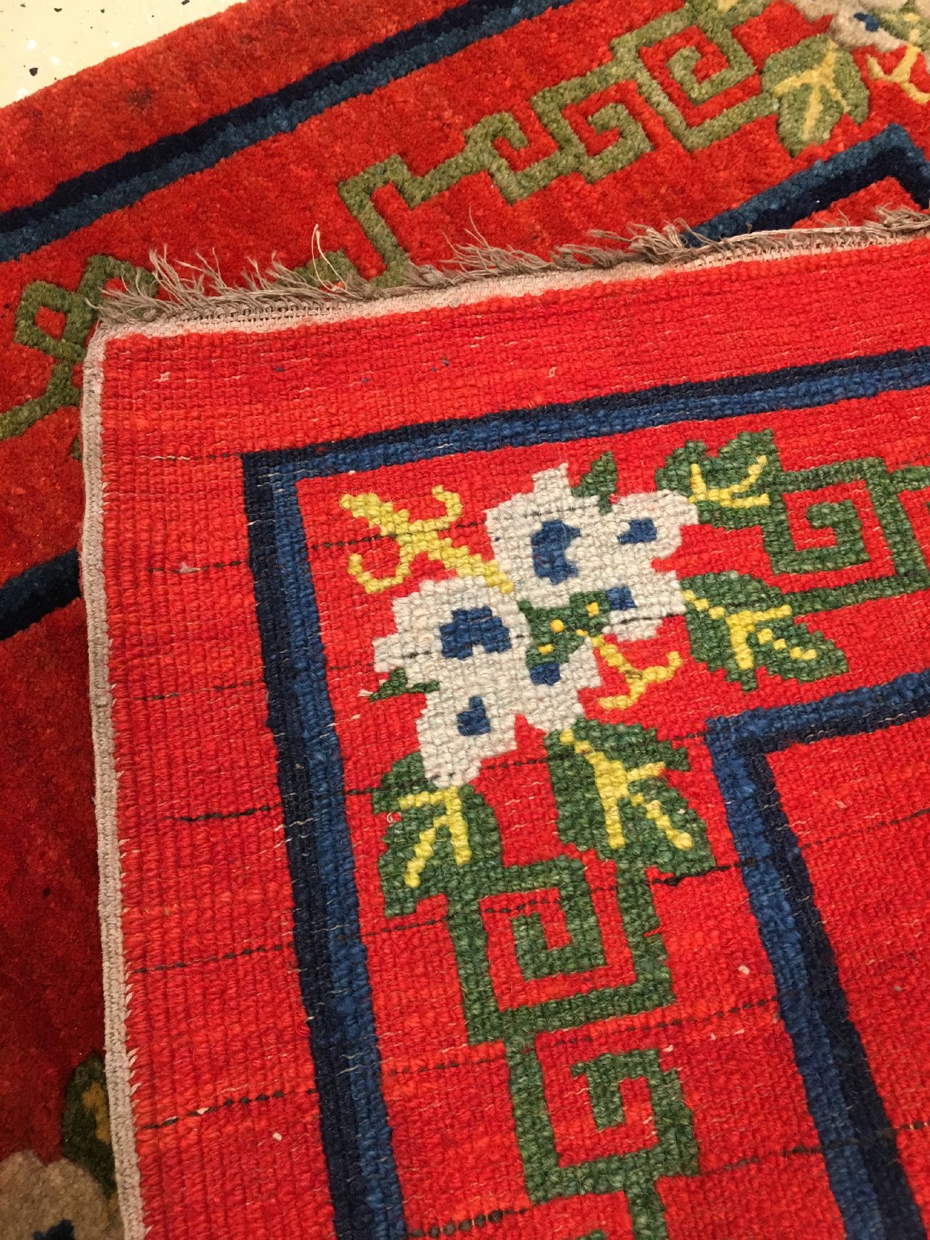 Detail g: Seltener roter Pao Tao antik, Nordostchina, um 1900, Korkwolle geknüpft Baumwolle. Dekorativer Pao Tao mit Päonien Muster auf blutroten Grund. ...