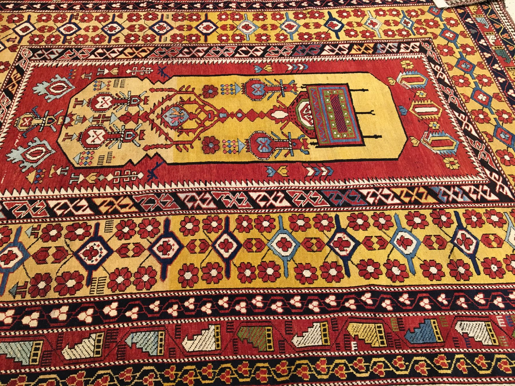 Detail b: Feiner und einzigartiger gelber Marasali "Königsthron-Teppich" (Part-Silk) antik, Ostkaukasus Schirwan-Region, 19.Jhd., Wol le mit ...